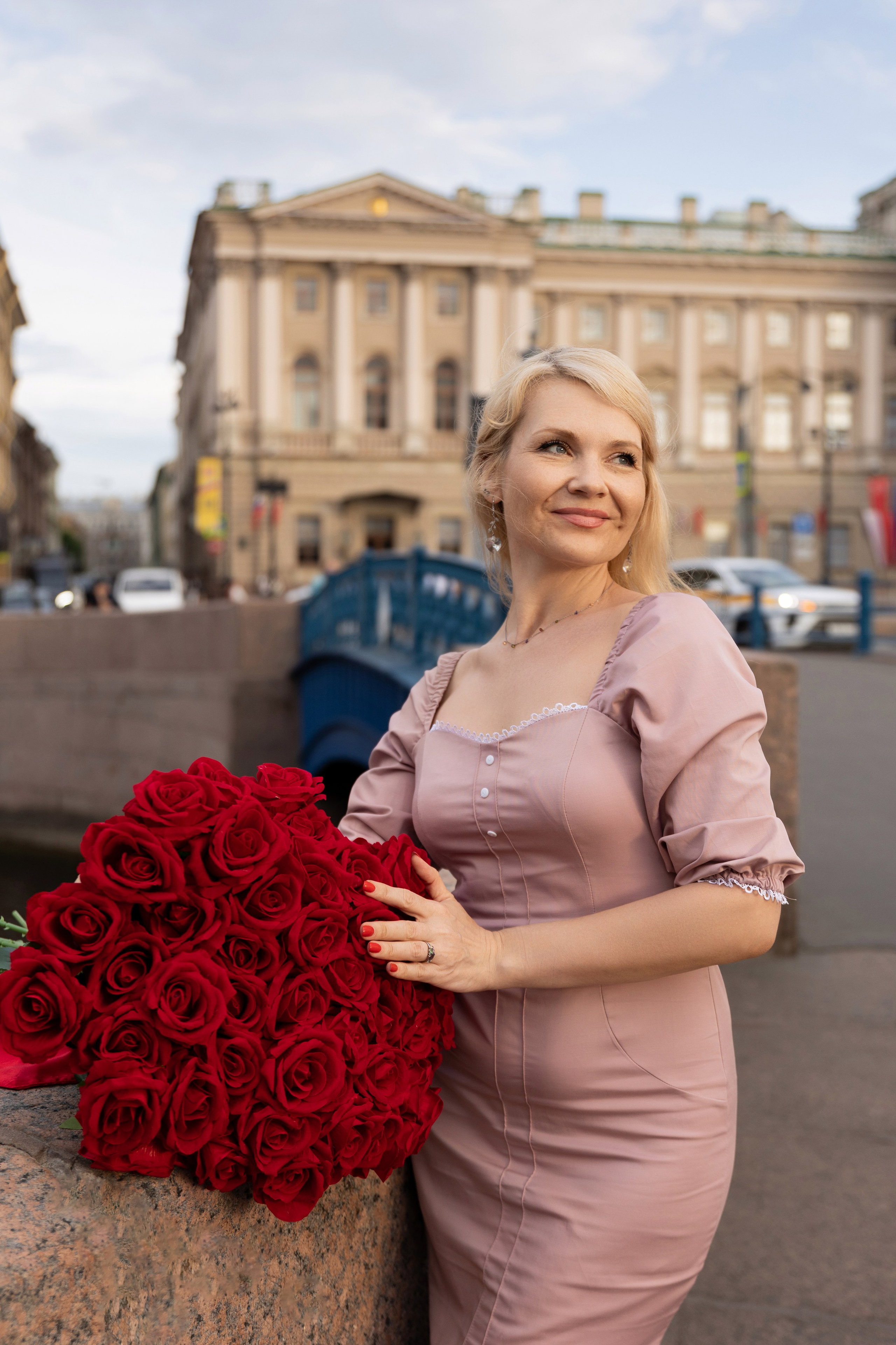 Фотопрогулка в центре с букетом красных роз. Семейный и свадебный фотограф в Санкт-Петербурге Татьяна Швыкова