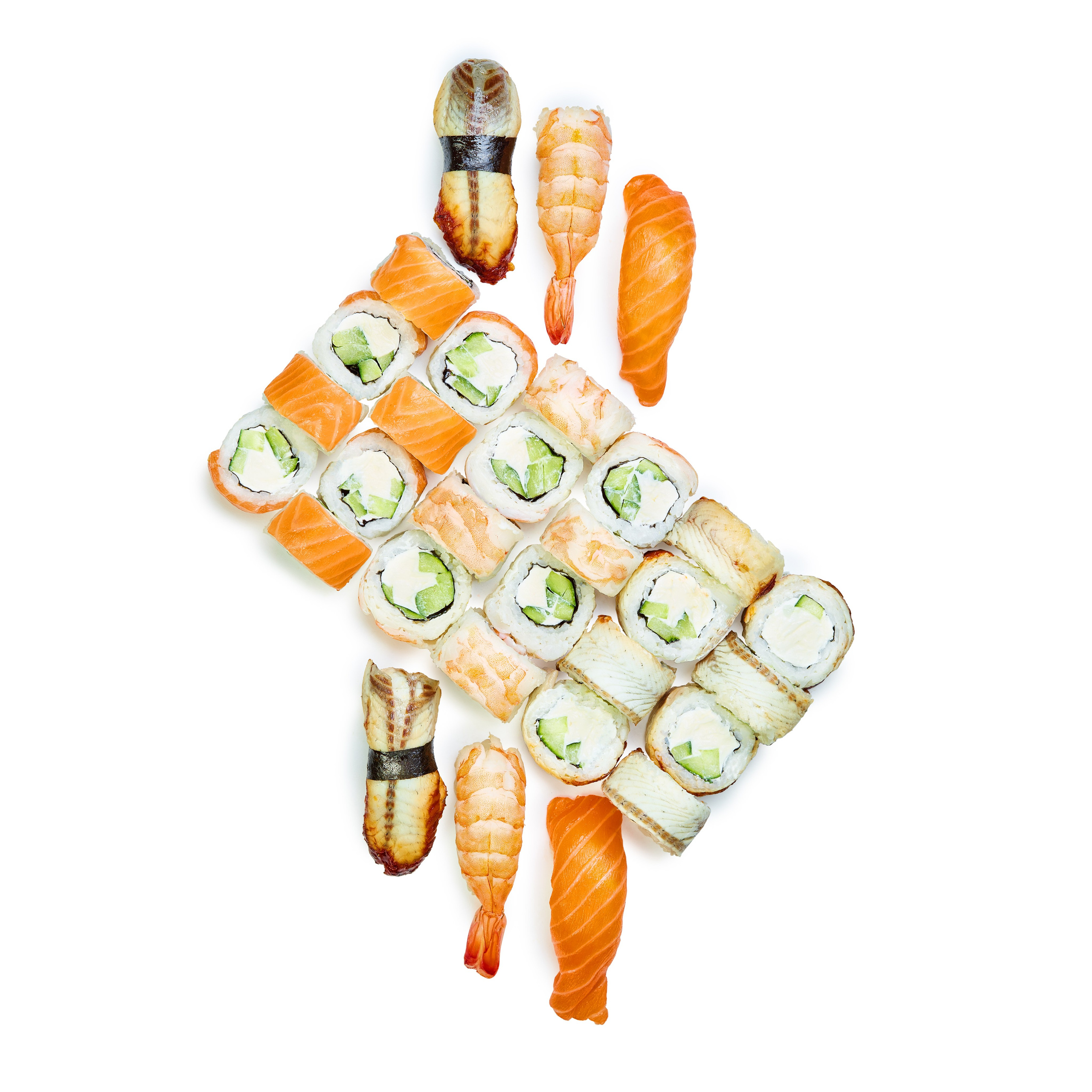 Японская еда, набор суши с креветкой и роллы - вид сверху