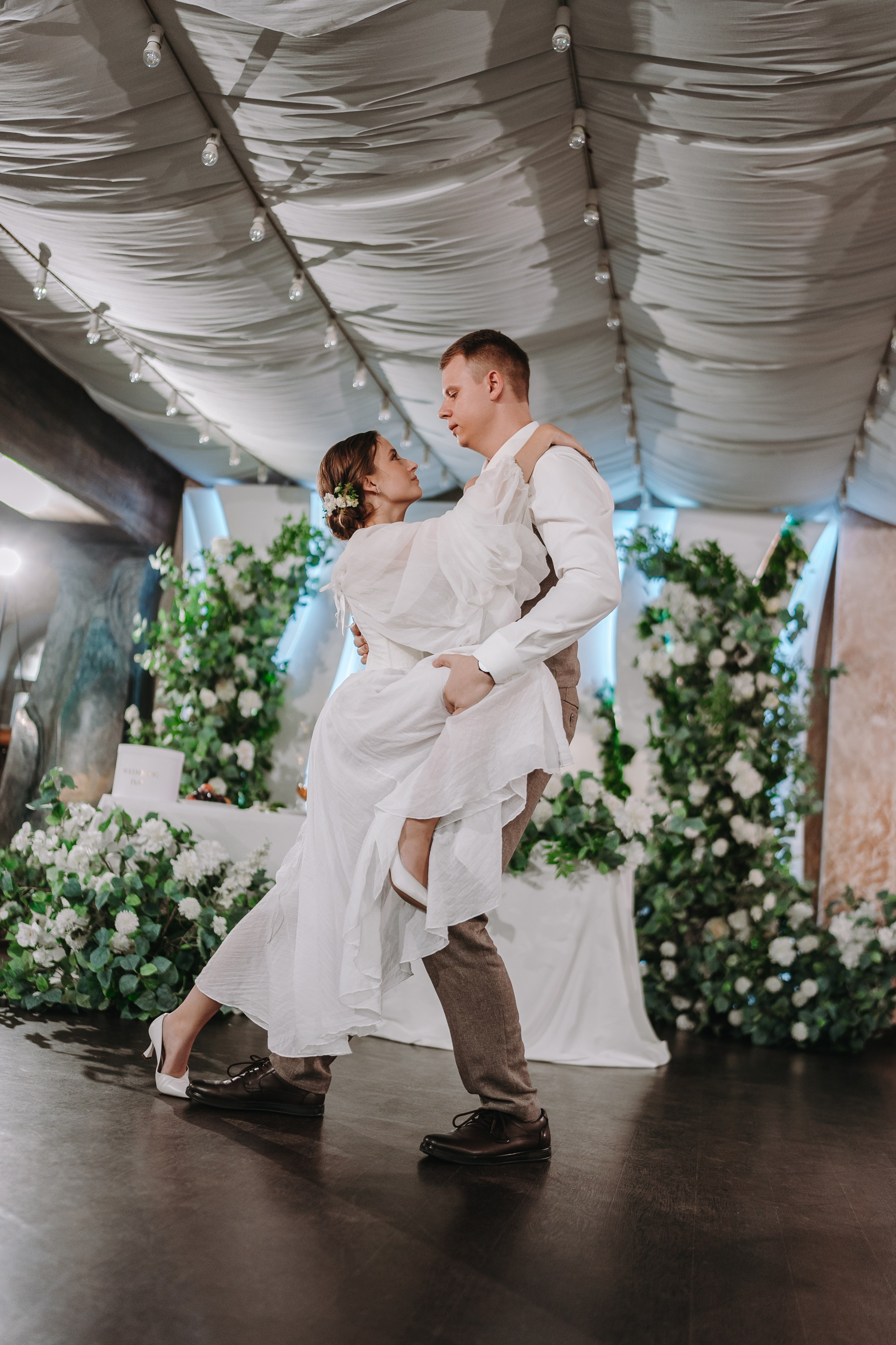 БАНКЕТНЫЙ ЗАЛ ТОРТУГА, ВЕДУЩИЙ АНДРЕЙ ОГНЕВ