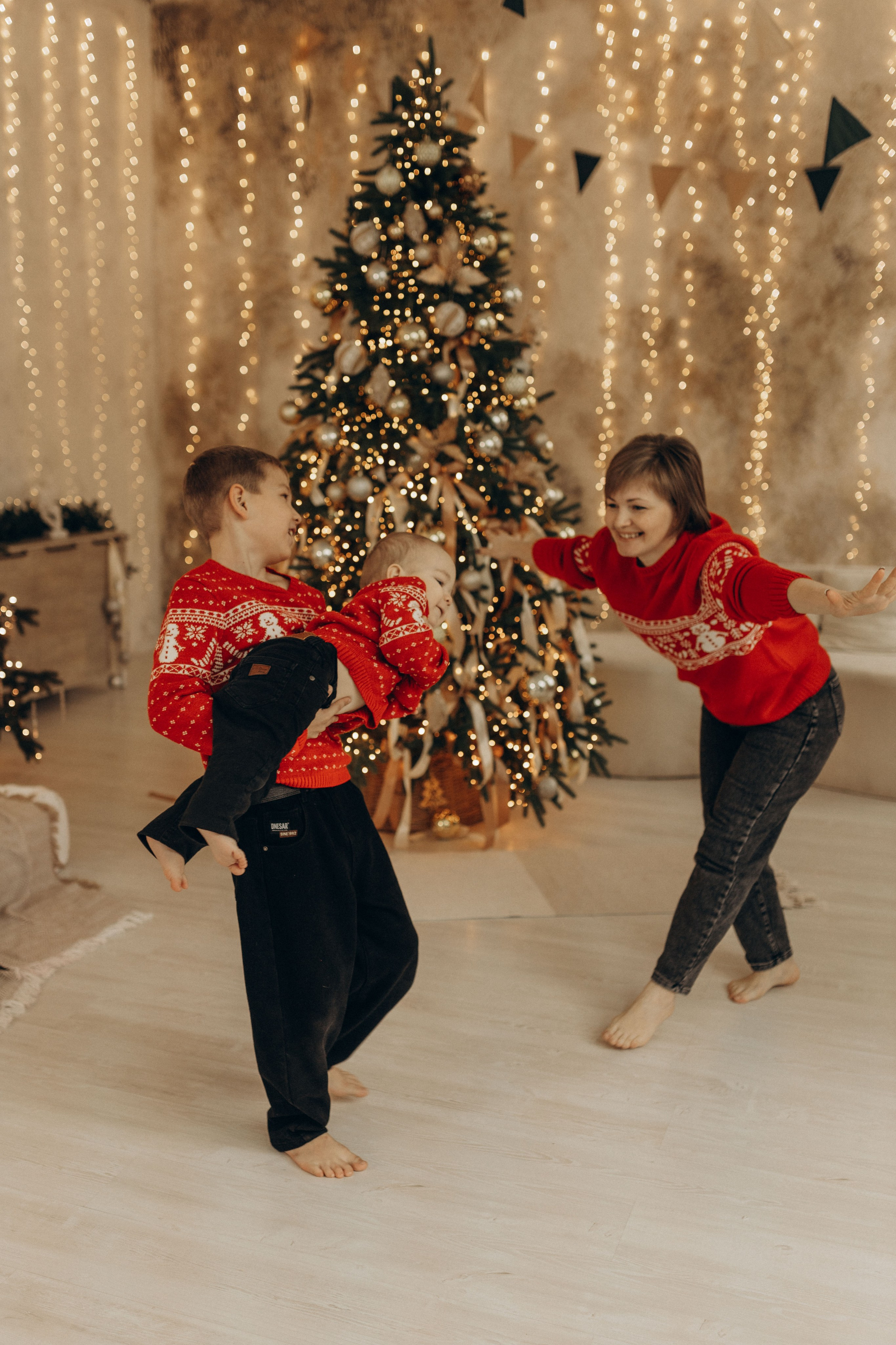 Яркий новый год мама и 2 сыночка. Фотограф в Ставрополе Svetlana Matveeva