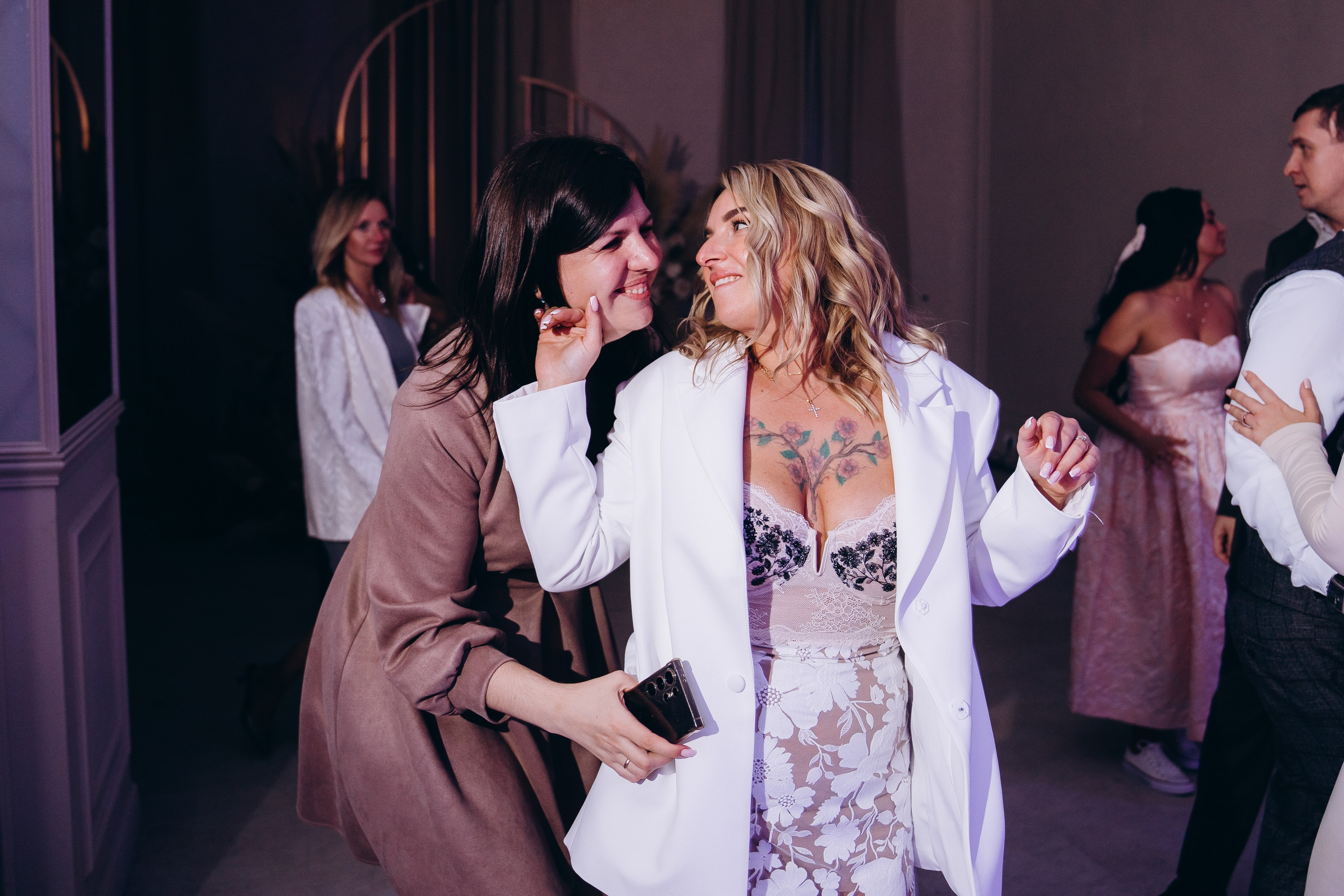 Веселые гости танцуют на свадебном банкете — репортажная съемка свадебных мероприятий в Москве с живыми эмоциями.