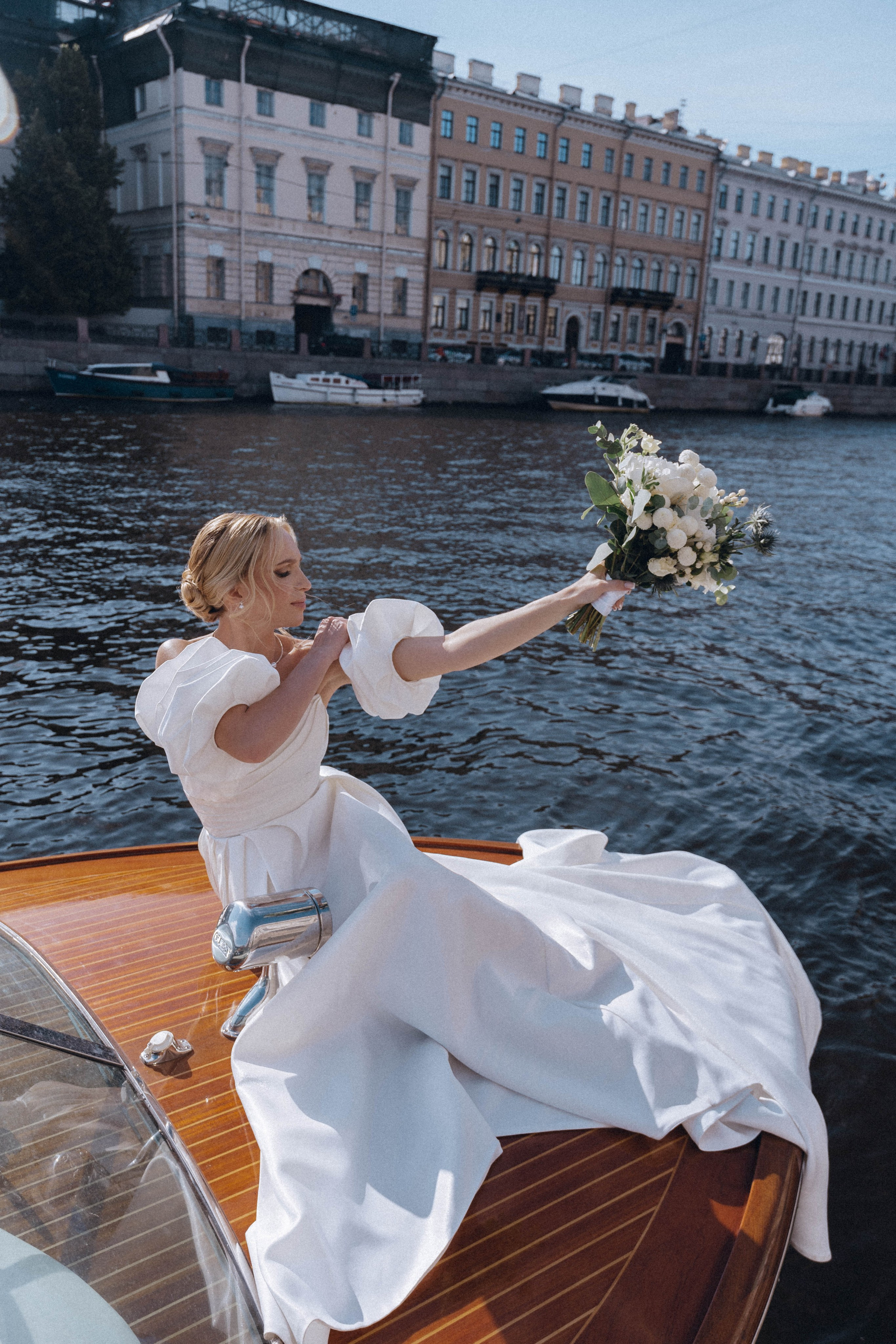 СВАДЕНБНАЯ СЬЕМКА НА КАТЕРЕ ПО КАНАЛАМ САНКТ-ПЕТЕРБУРГА И В АКВАТОРИИ НЕВЫ. Профессиональный фотограф, Санкт-Петербург — Виктория Богомолова