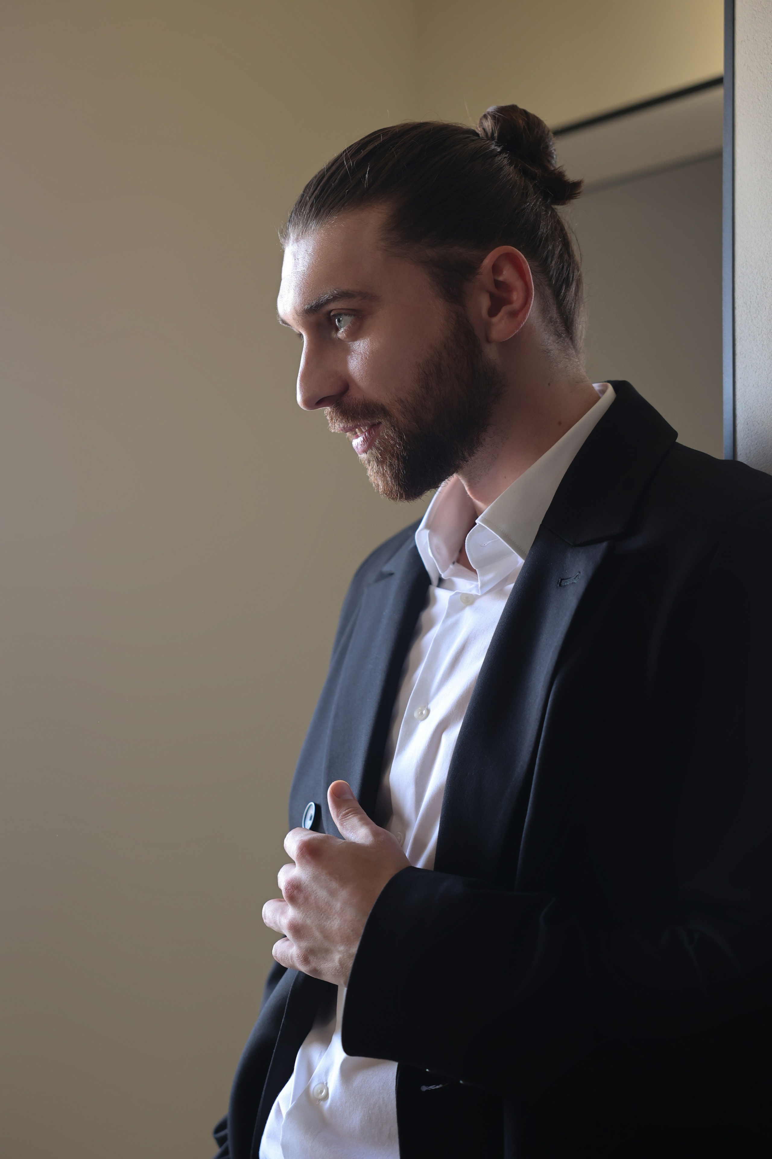 Свадебная фотосессия в Москве: молодожены на фоне Красной площади, фотограф на свадьбу в Москве.  Свадебная фотосессия в Зеленограде: романтический момент пары в парке Победы, заказать свадебную фотосессию.  Свадебная фотосессия в Москве: счастливая пара у Московского Кремля, фотограф на свадьбу в Москве.  Свадебная фотосессия в Зеленограде: невеста в белом платье и жених в костюме на фоне зелени, жених и невеста фотосессия.  Свадебная фотосессия: кольца на фоне цветочной композиции, заказать свадебную фотосессию.  Свадебная фотосессия в Москве на ВДНХ с красивыми архитектурными элементами, фотограф на свадьбу в Москве.  Свадебная фотосессия в Зеленограде: пара, держащаяся за руки на фоне живописного озера, жених и невеста фотосессия.  Свадебная фотосессия в Москве: пара на прогулке по улицам старой Москвы с архитектурными достопримечательностями, фотограф на свадьбу в Москве.  Свадебная фотосессия в гостиничном номере: невеста с букетом цветов на фоне уютного кафе в Зеленограде, заказать свадебную фотосессию.  Свадебная фотосессия в отеле на свадьбу: торжественный момент обмена клятвами на свадебной церемонии в Москве, фотограф на свадьбу в Зеленограде. Свадебная фотосессия, Свадебная фотосессия в Москве. Свадебная фотосессия в Зеленограде. Жених и невеста фотосессия. Заказать свадебную фотосессию. Фотограф на свадьбу в Москве. Фотограф на свадьбу в Зеленограде.  Свадебная фотосессия в гостиничном номере. Фотосессия в отеле на свадьбу.