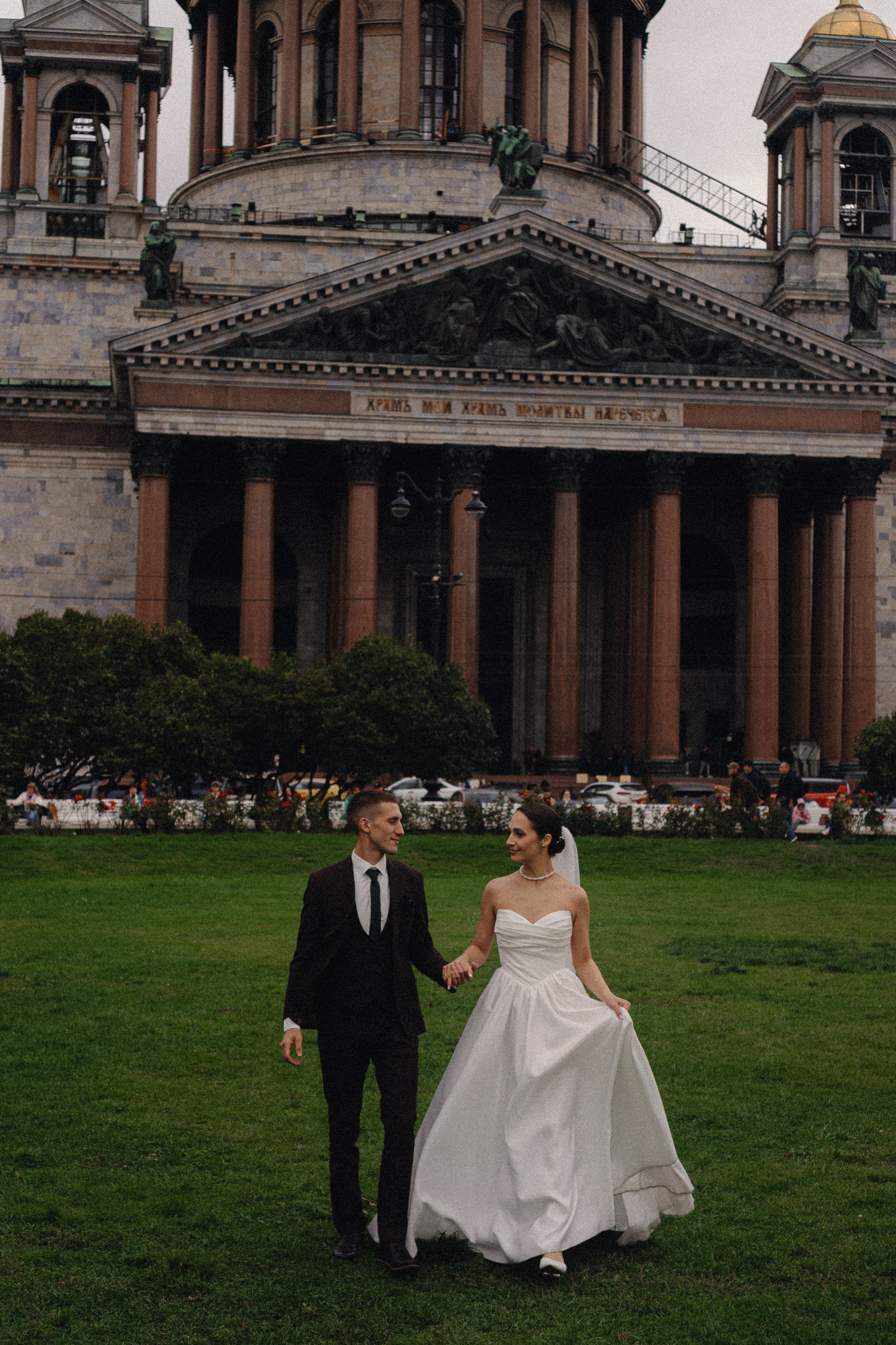 СВАДЕБНАЯ ПРОГУЛКА В САНТК-ПЕТЕРБУРГЕ (ИСАКИЕВСКИЙ СОБОР, ЗИМНЯЯ КАНАВКА, ЭРМИТАЖ И БОЛЬШАЯ МОРСКАЯ УЛИЦА). Профессиональный фотограф, Санкт-Петербург — Виктория Богомолова