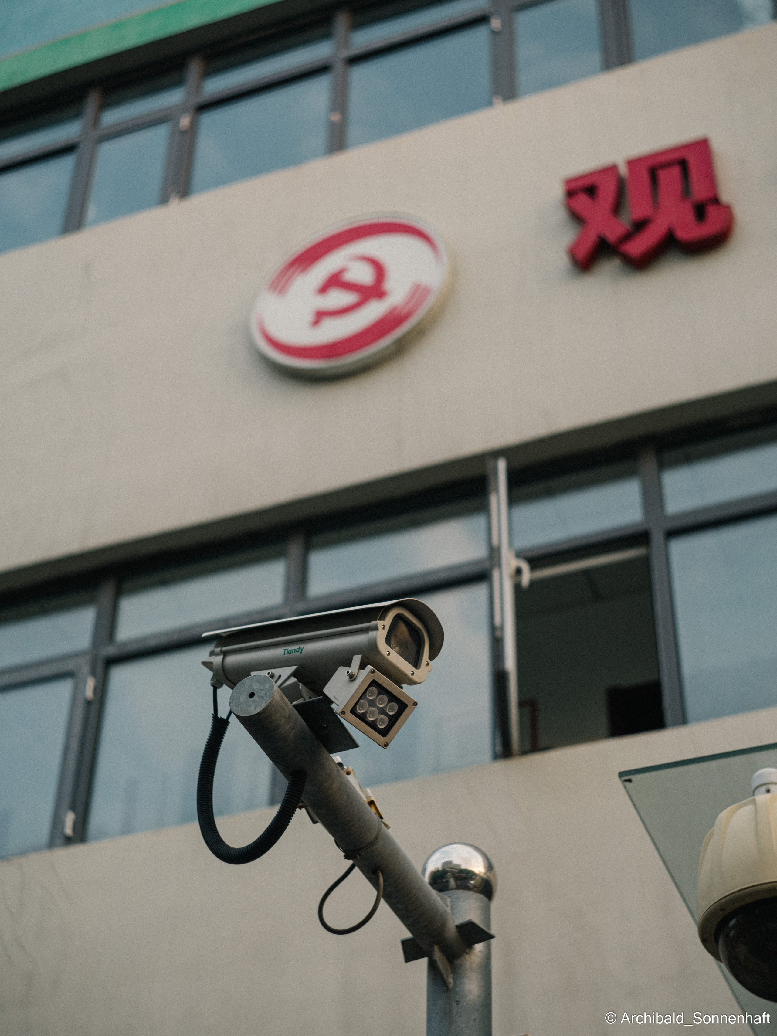 Watching cameras. Photographer in Guangzhou, China. Archibald Sonnenhaft