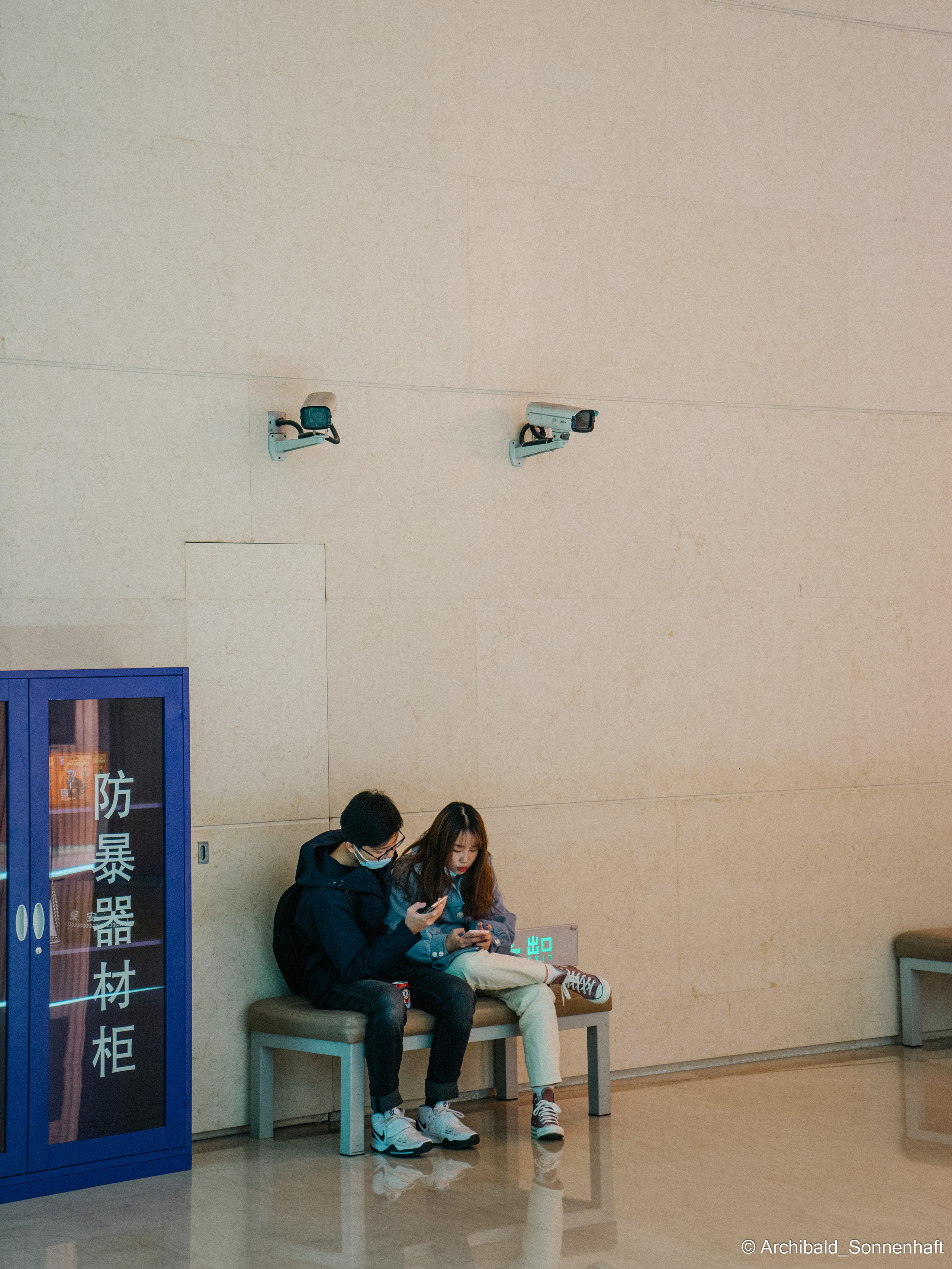 Watching cameras. Photographer in Guangzhou, China. Archibald Sonnenhaft