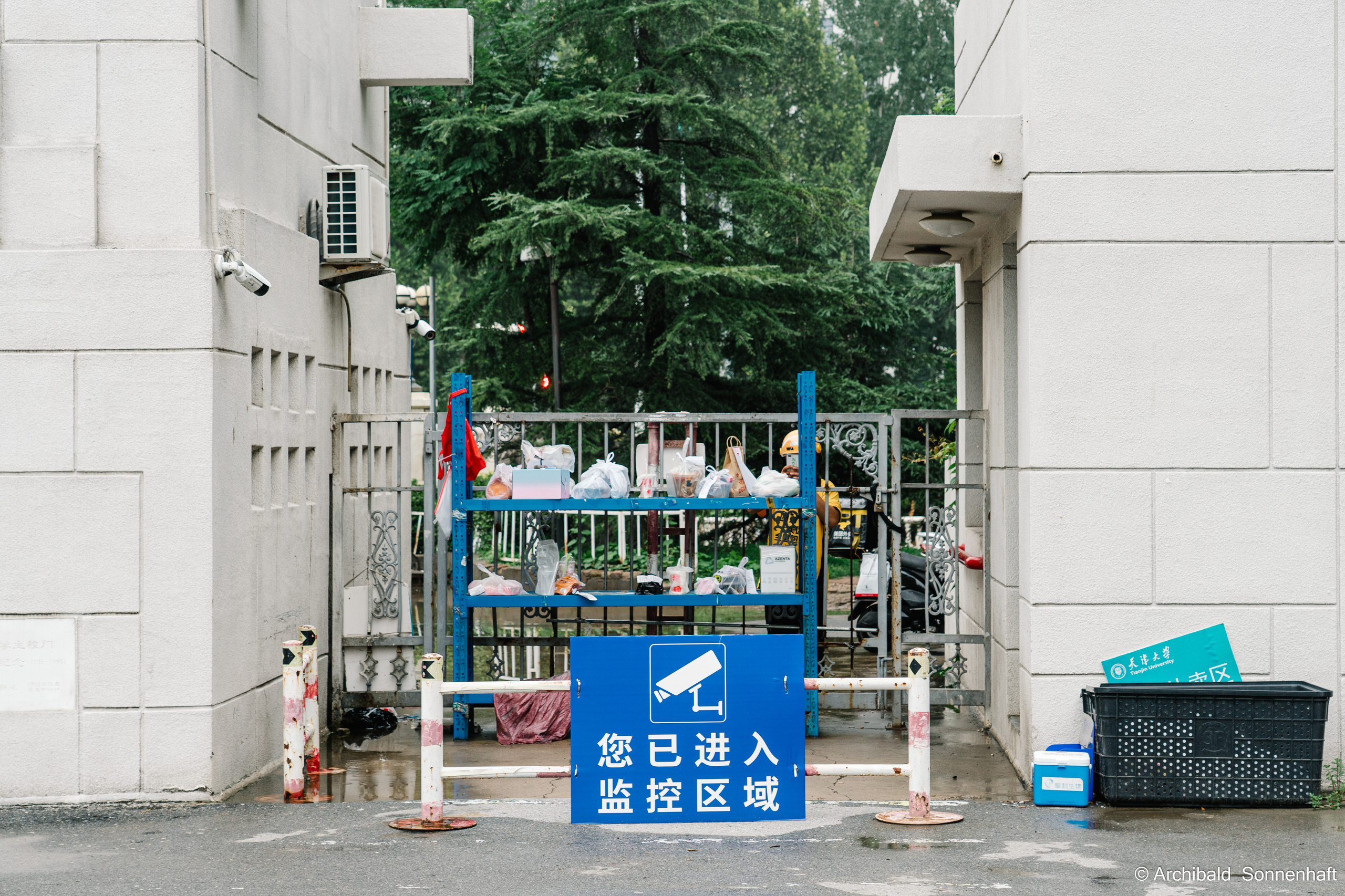 Watching cameras. Photographer in Guangzhou, China. Archibald Sonnenhaft