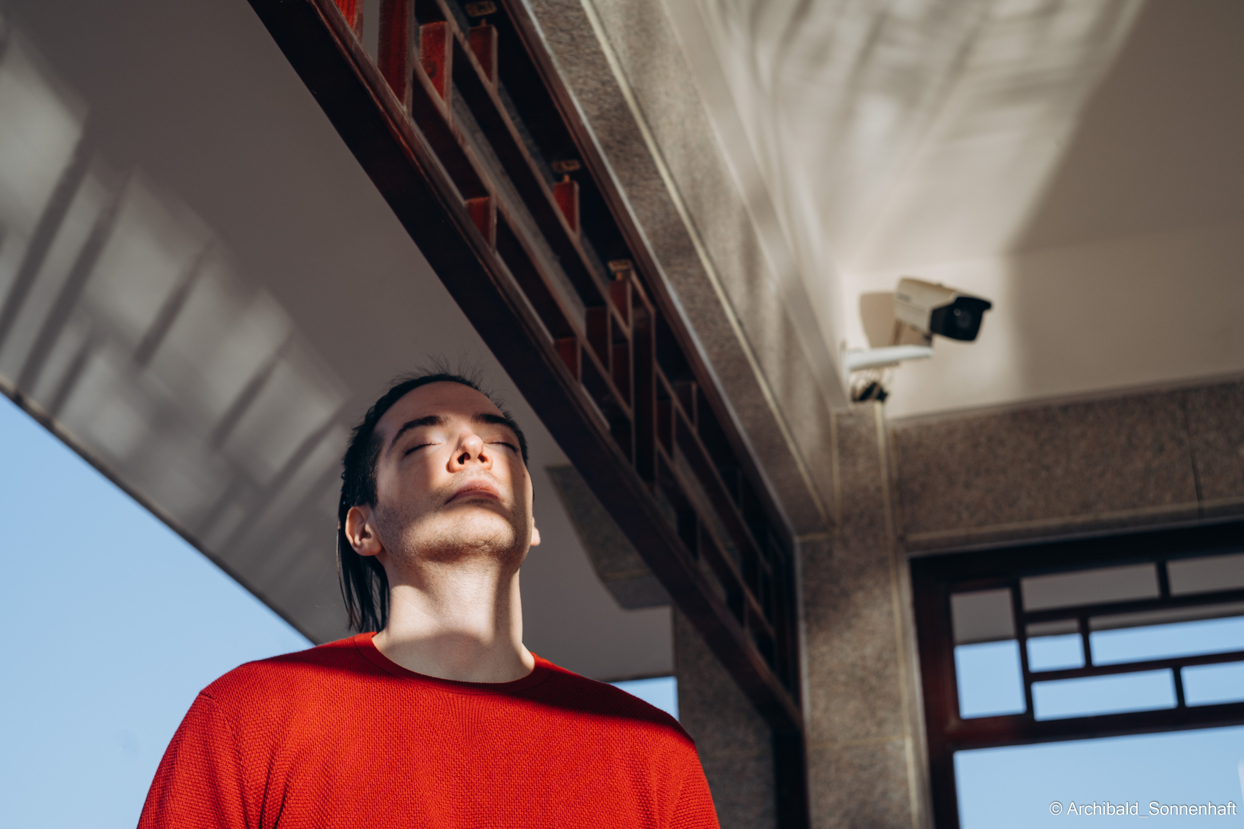 Watching cameras. Photographer in Guangzhou, China. Archibald Sonnenhaft