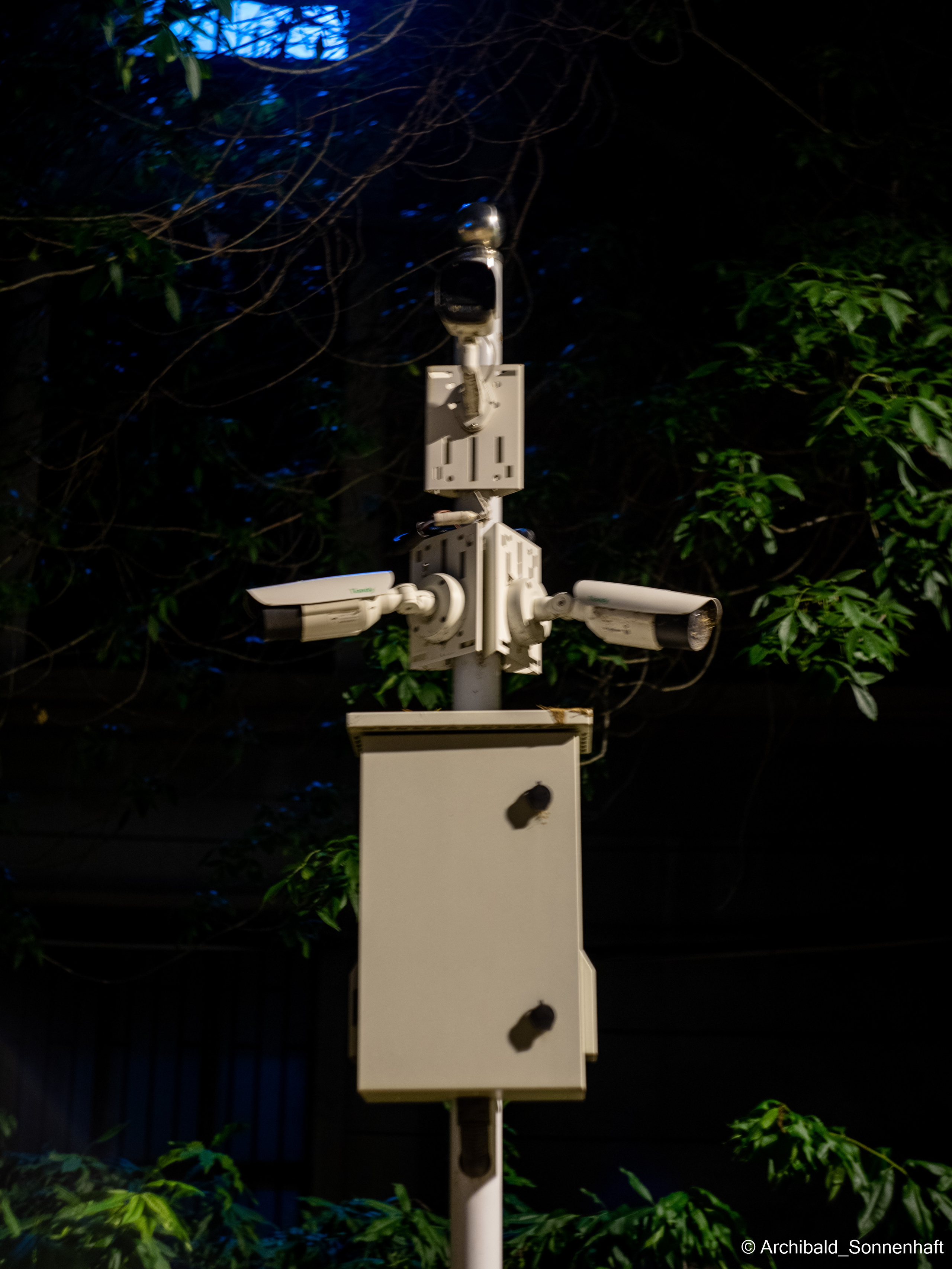 Watching cameras. Photographer in Guangzhou, China. Archibald Sonnenhaft