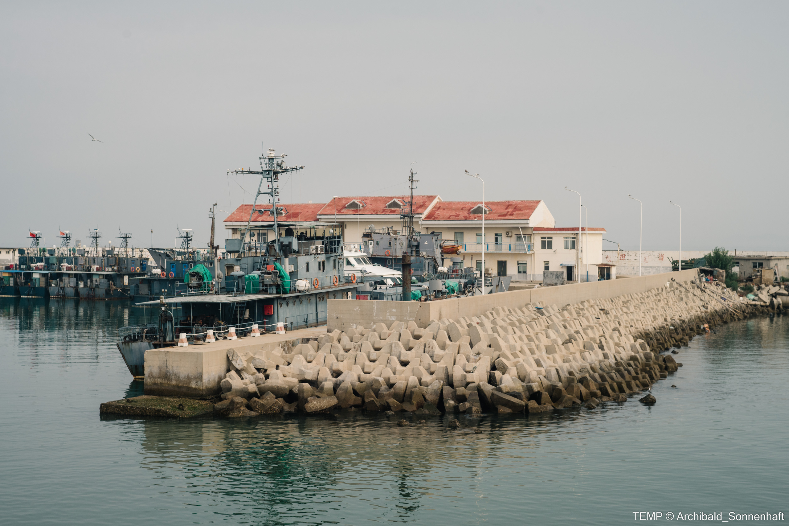 Small tourist island (Yantai district, China). Photographer in Guangzhou, China. Archibald Sonnenhaft