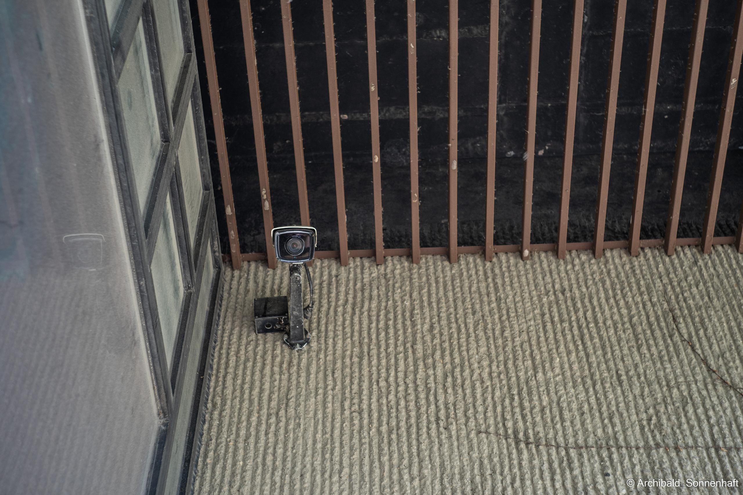 Watching cameras. Photographer in Guangzhou, China. Archibald Sonnenhaft