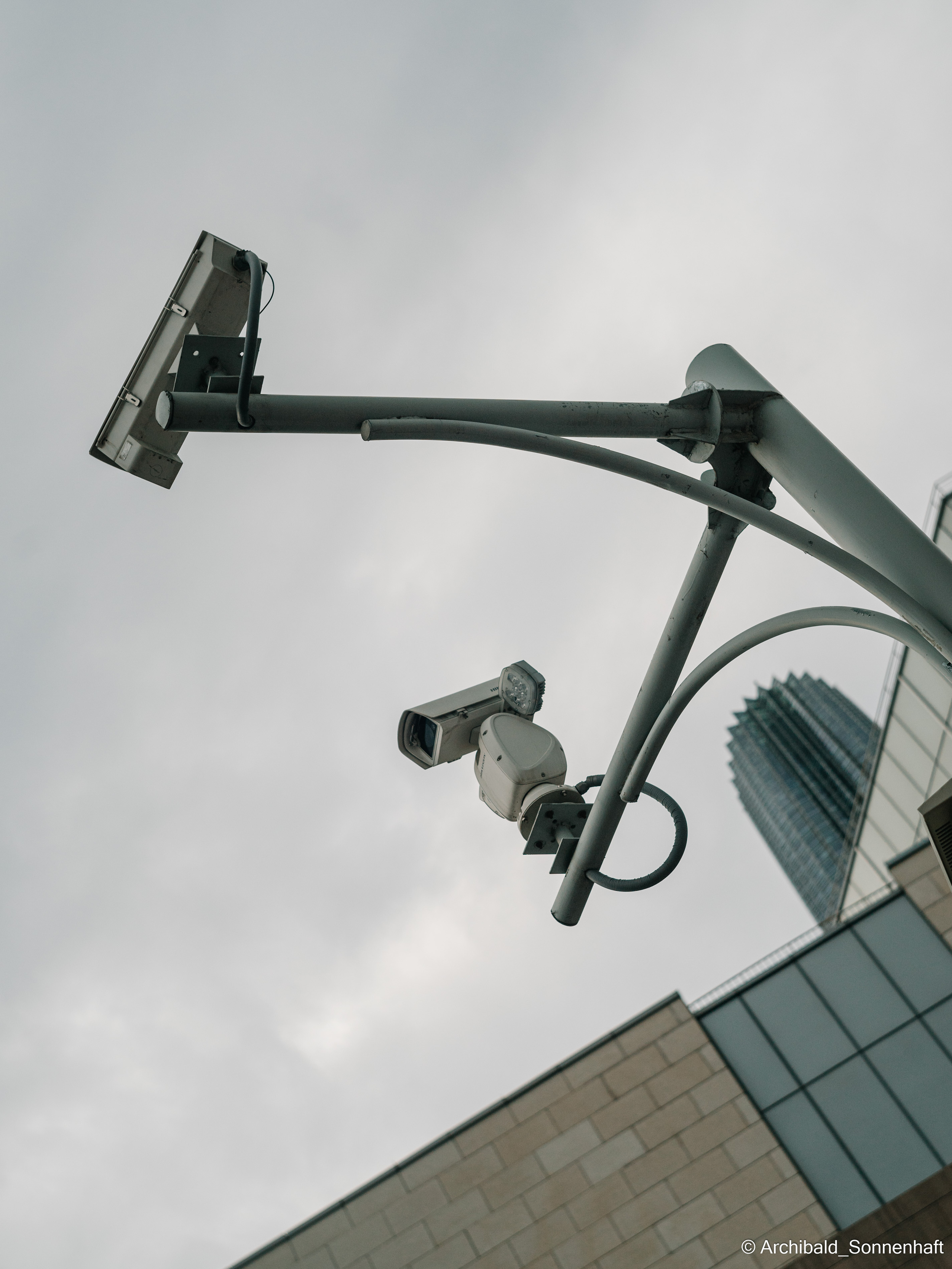 Watching cameras. Photographer in Guangzhou, China. Archibald Sonnenhaft