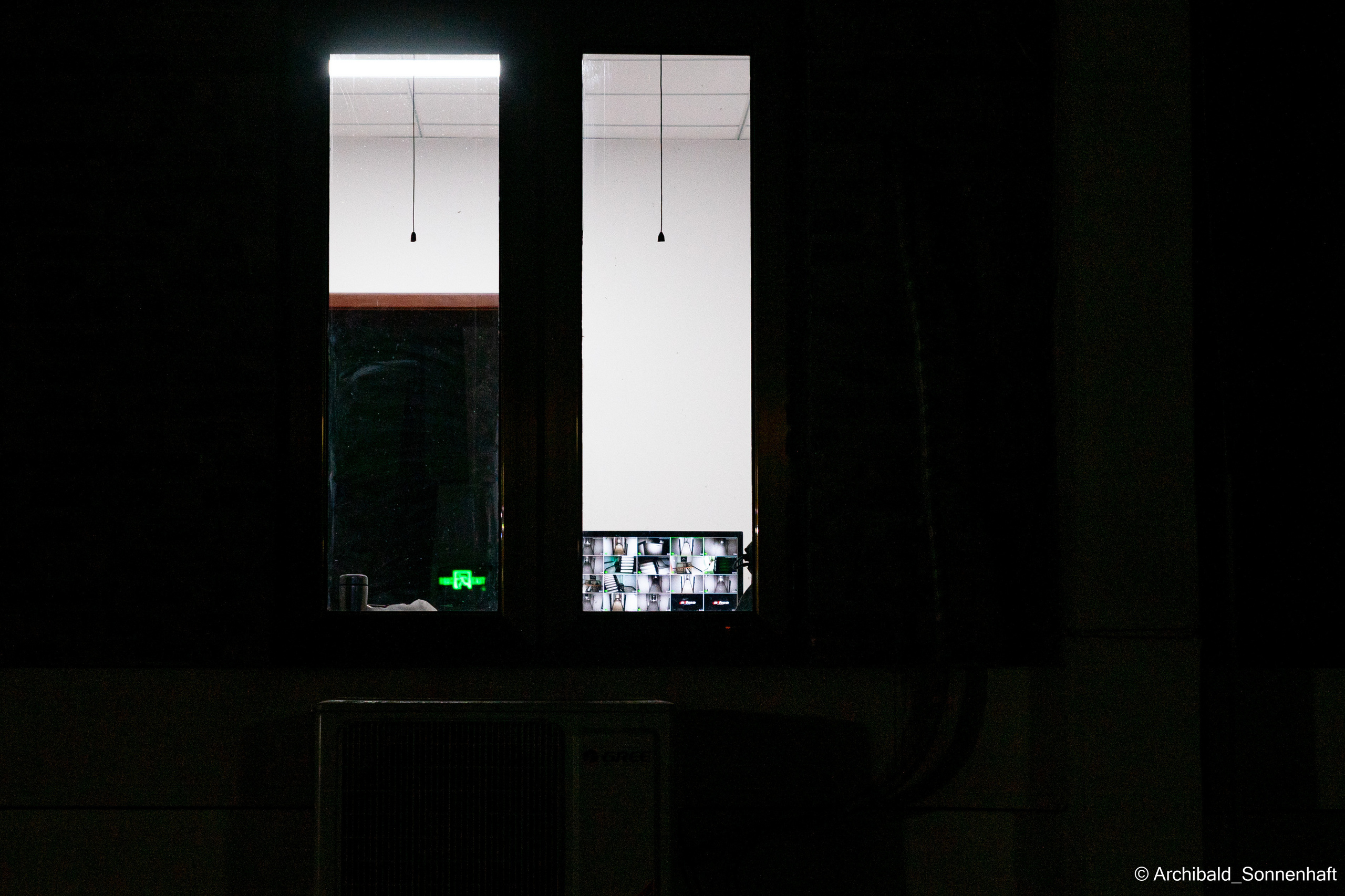 Watching cameras. Photographer in Guangzhou, China. Archibald Sonnenhaft