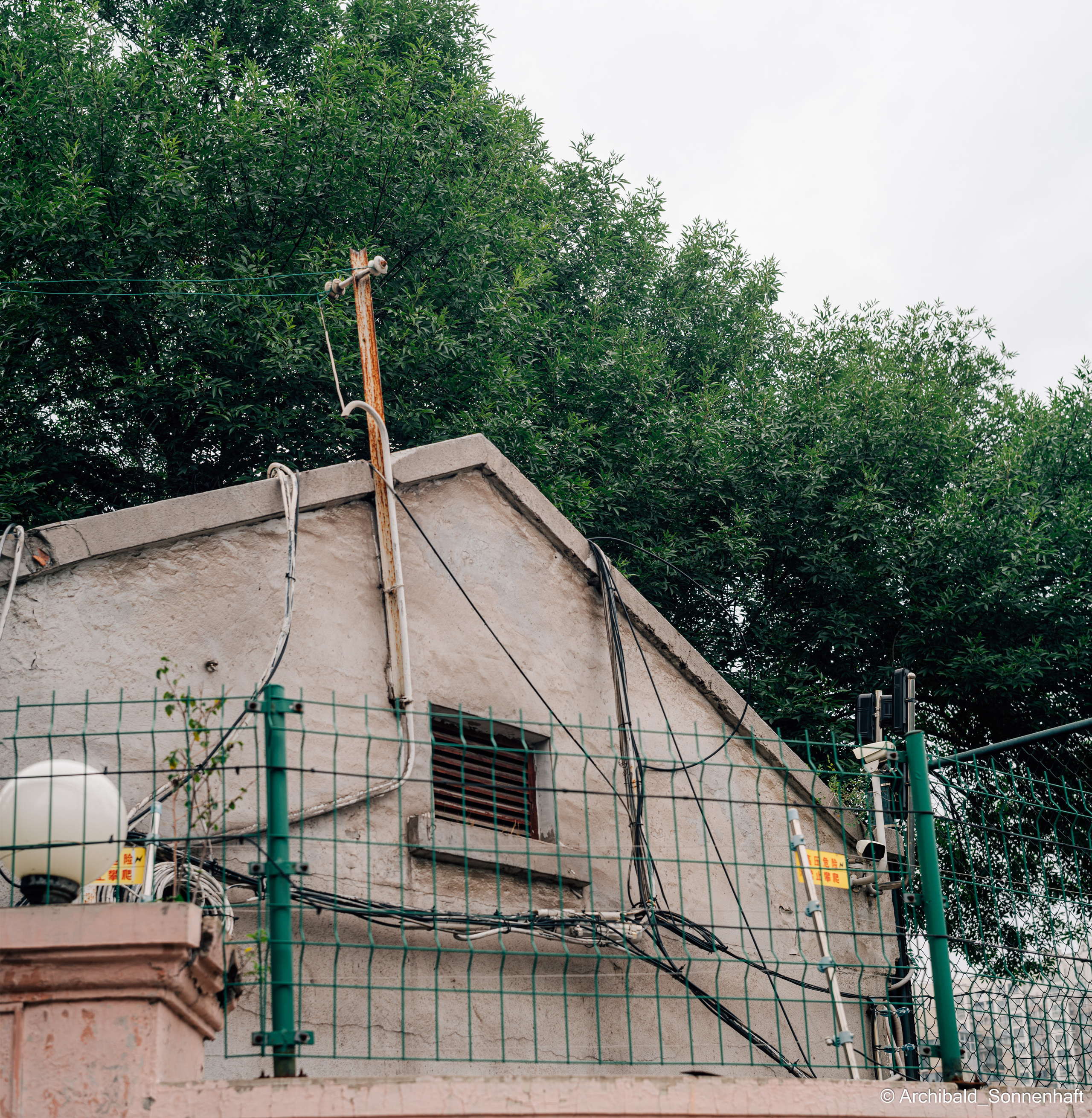 Watching cameras. Photographer in Guangzhou, China. Archibald Sonnenhaft