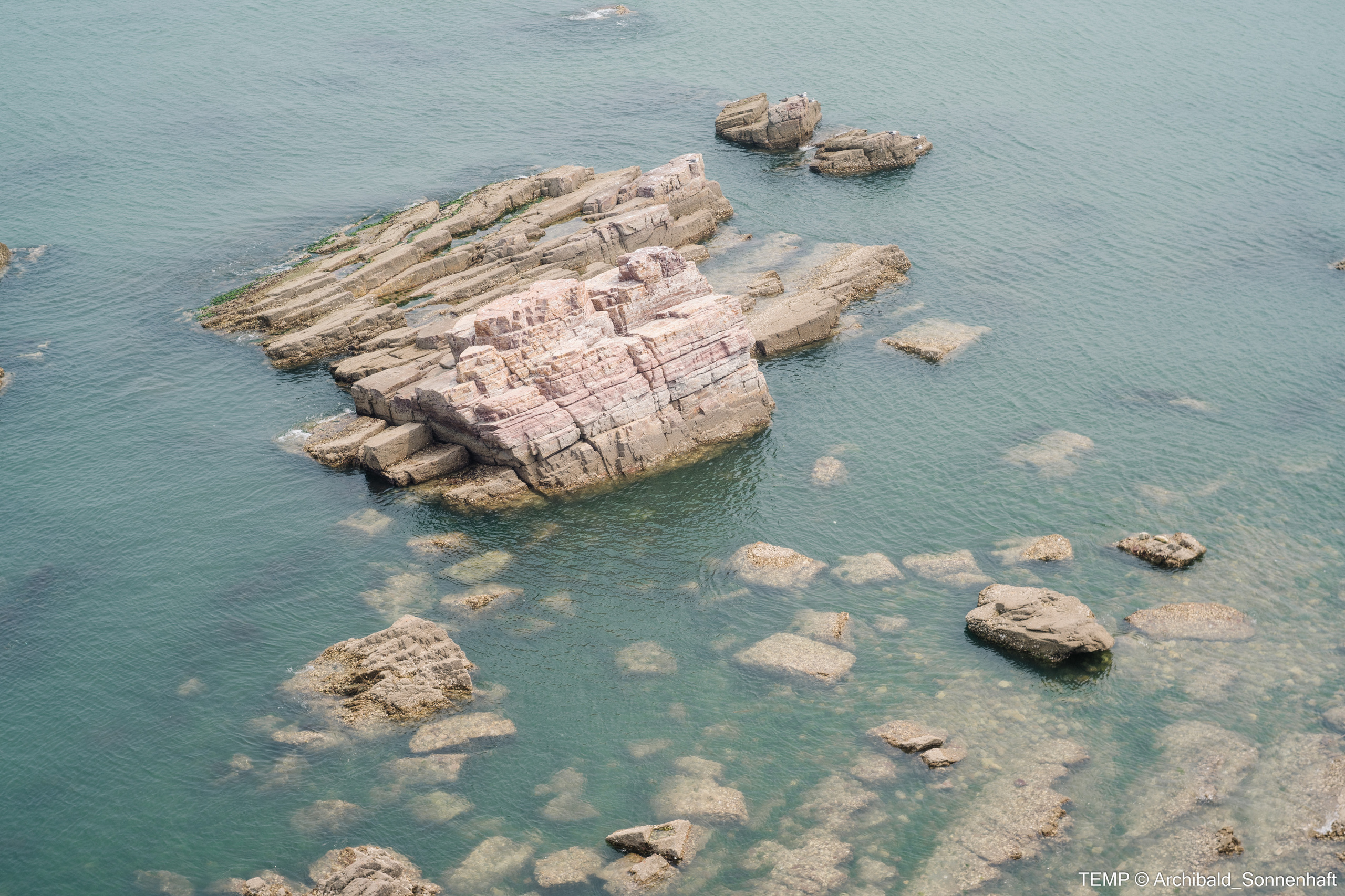 Small tourist island (Yantai district, China). Photographer in Guangzhou, China. Archibald Sonnenhaft