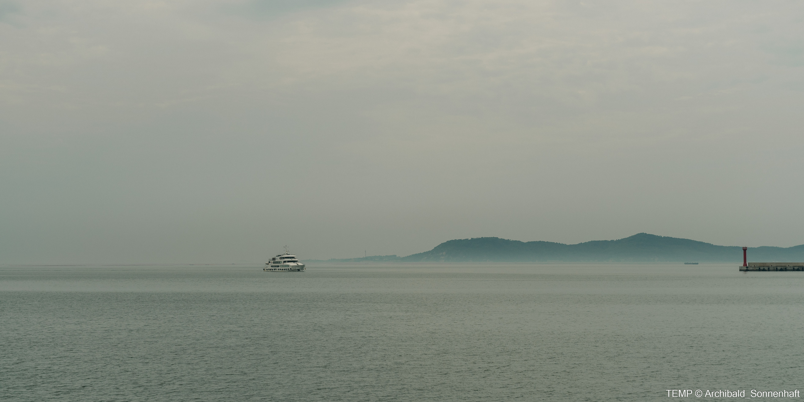 Small tourist island (Yantai district, China). Photographer in Guangzhou, China. Archibald Sonnenhaft