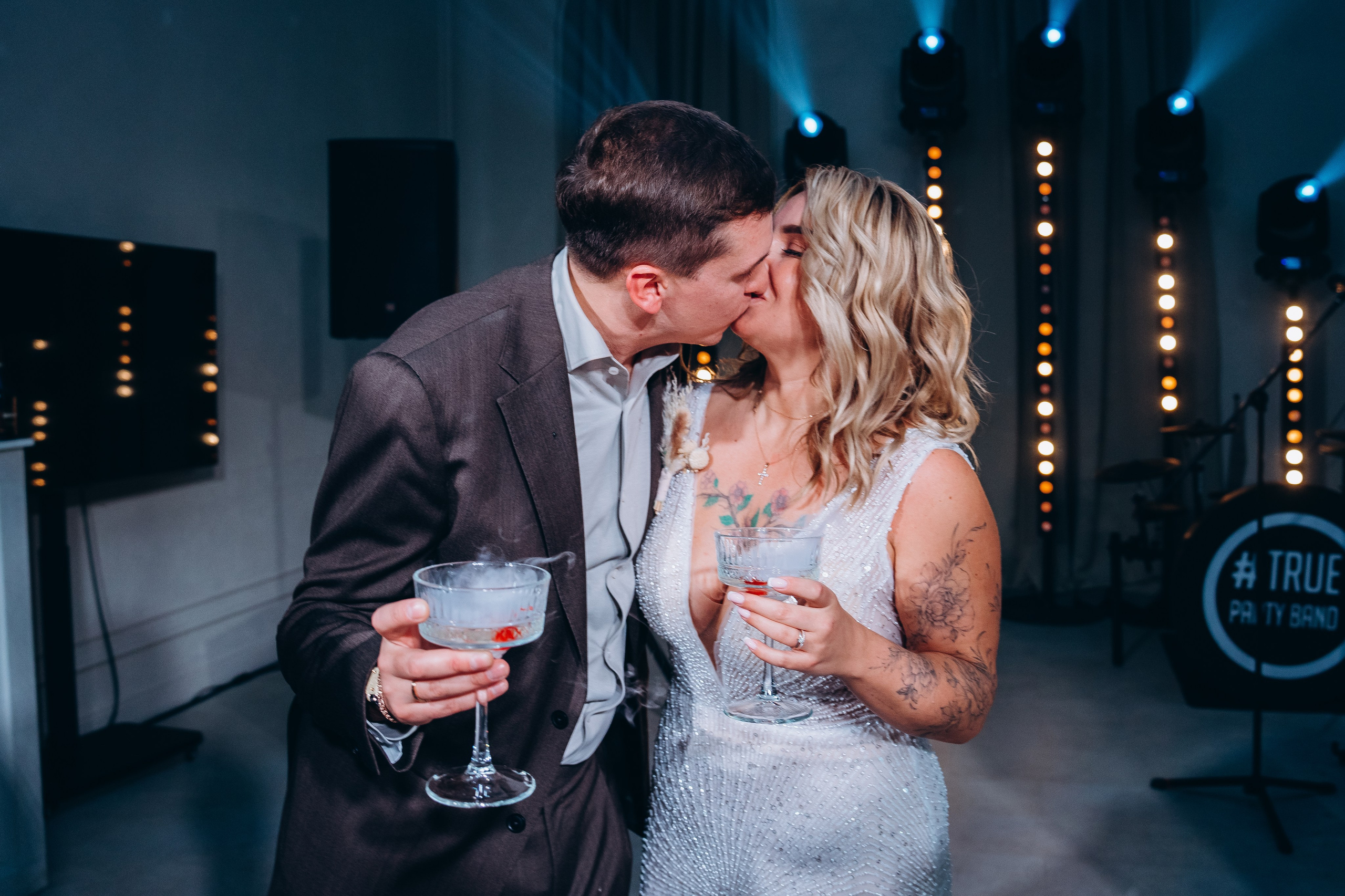 Пара танцует первый танец на свадьбе — динамичные и трогательные кадры профессионального свадебного фотографа в Москве.