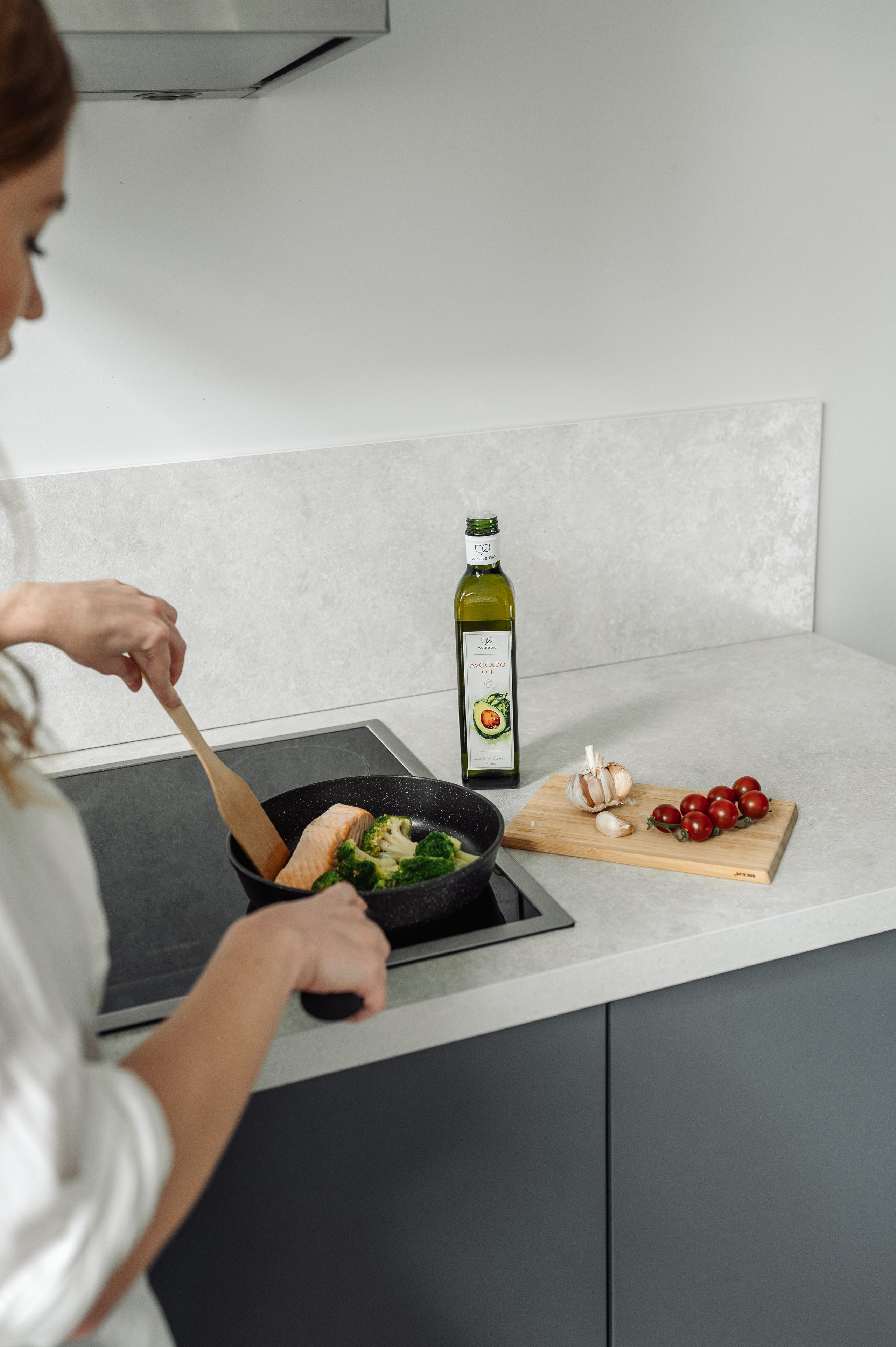 Съемка оливкового масла для маркетплейсов (Wildberries, Ozon, Яндекс.Маркет). Фотограф товаров для соцсетей - инстаграм, вконтакте. Контент-фотограф в Москве Хныкина Лена