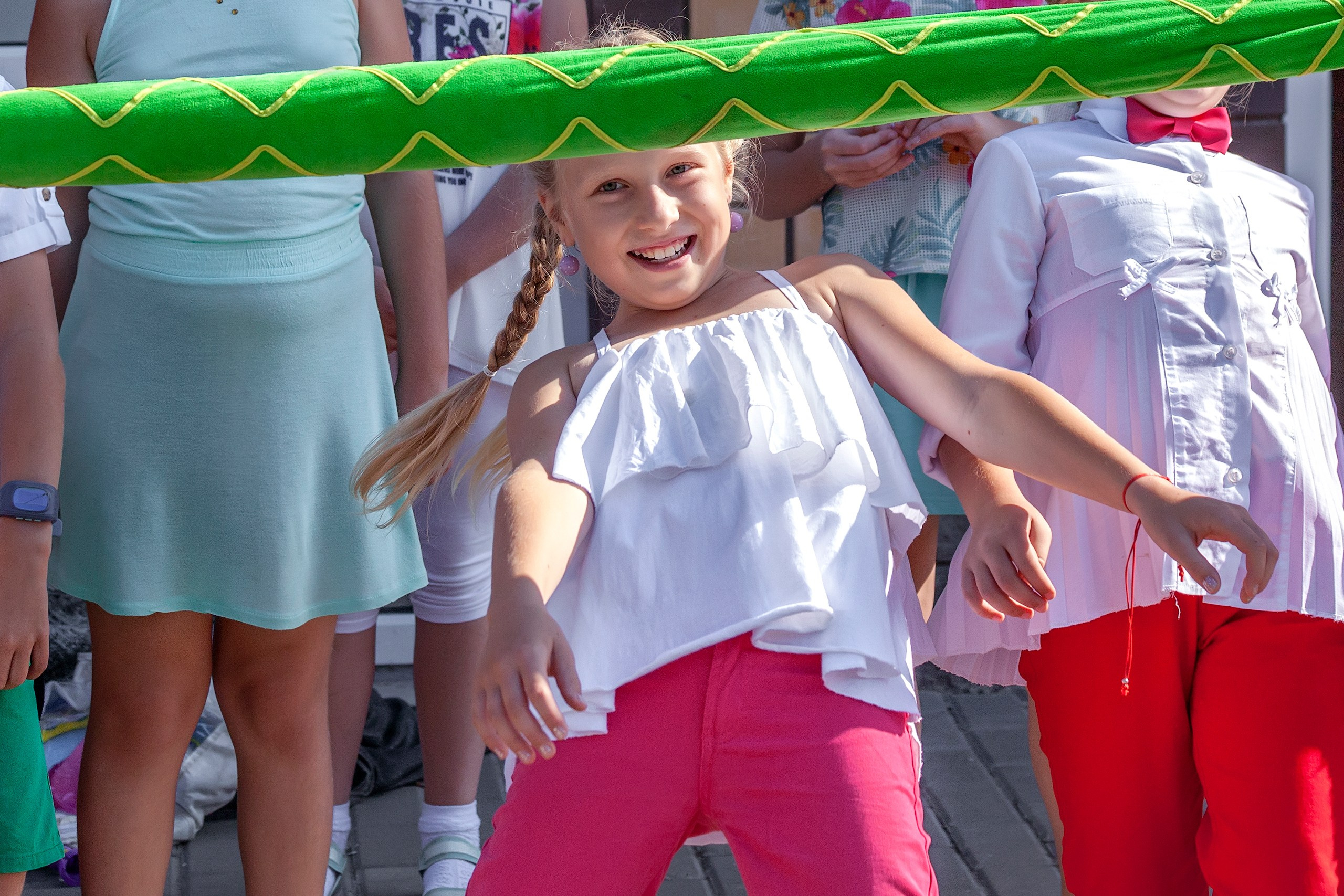 Девочка проходит под натянутым канатом