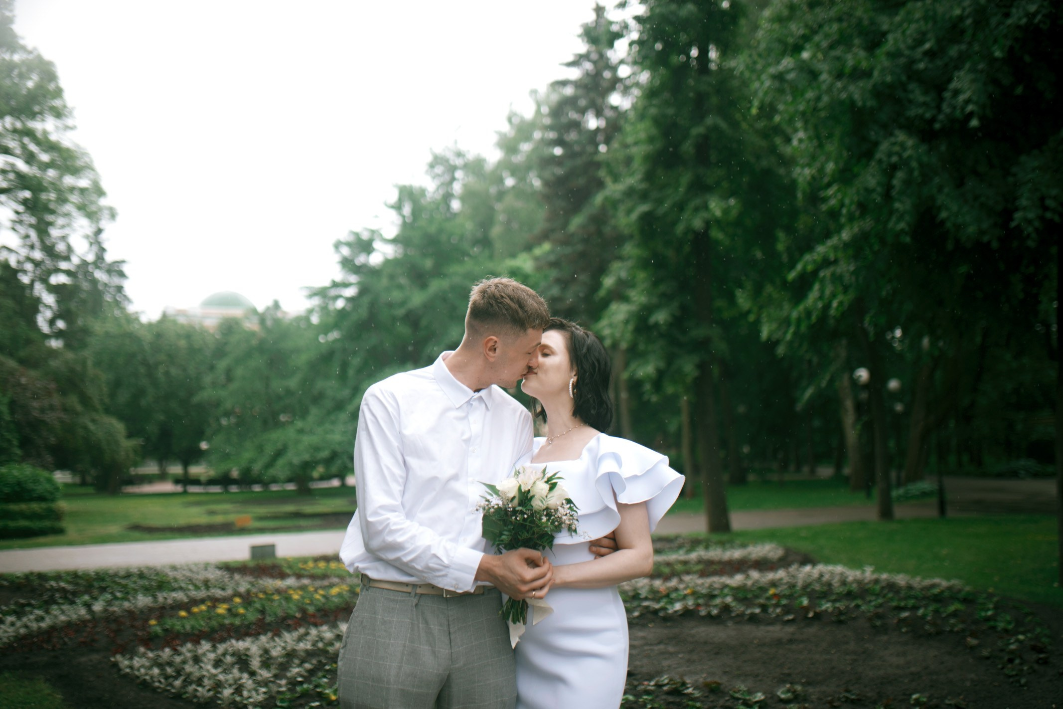 Фотосессия для пар в Гомеле влюбленные на фоне зелёного парка в летний день