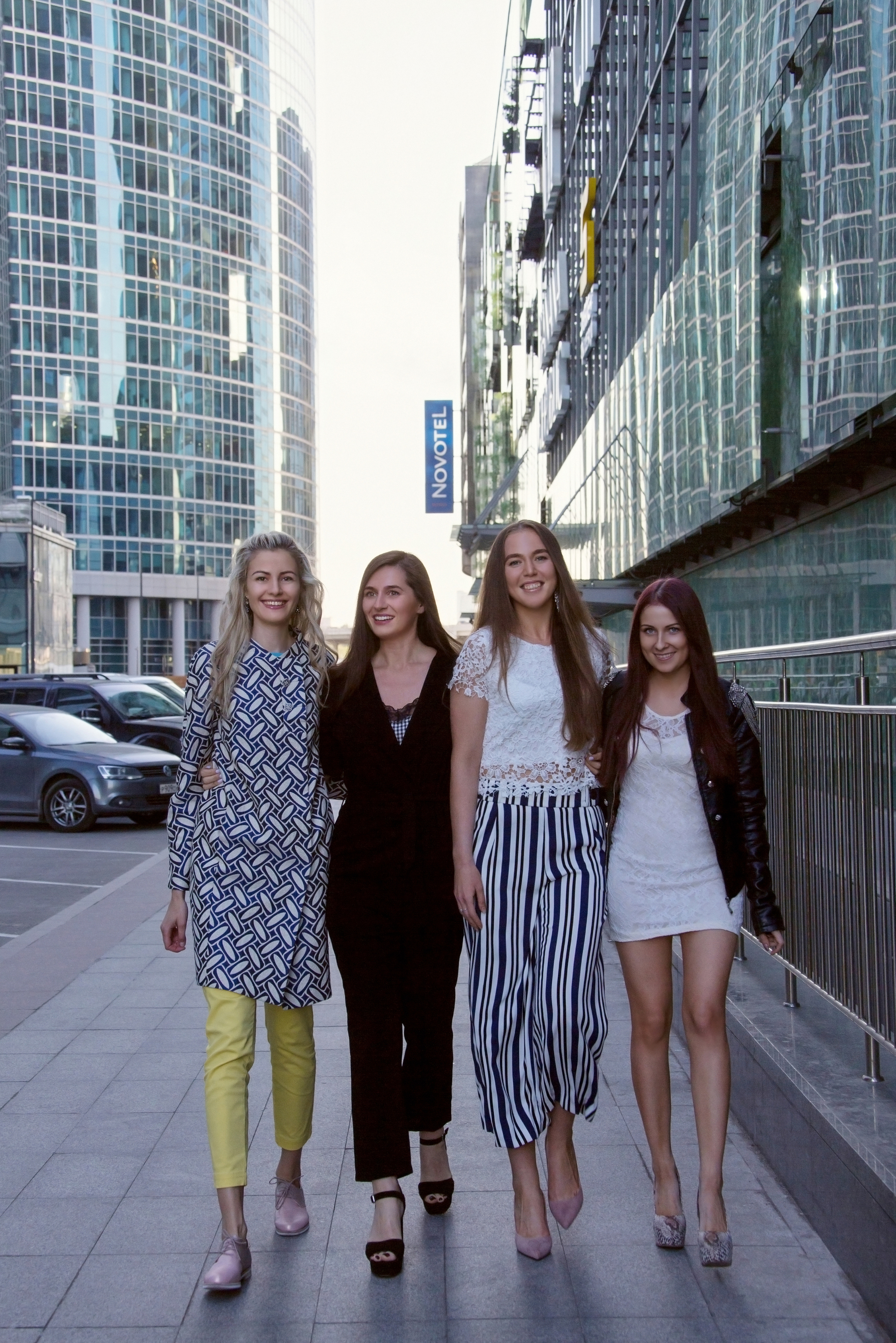 Девичник, четыре девушки идут и улыбаются на фоне Москва сити. 