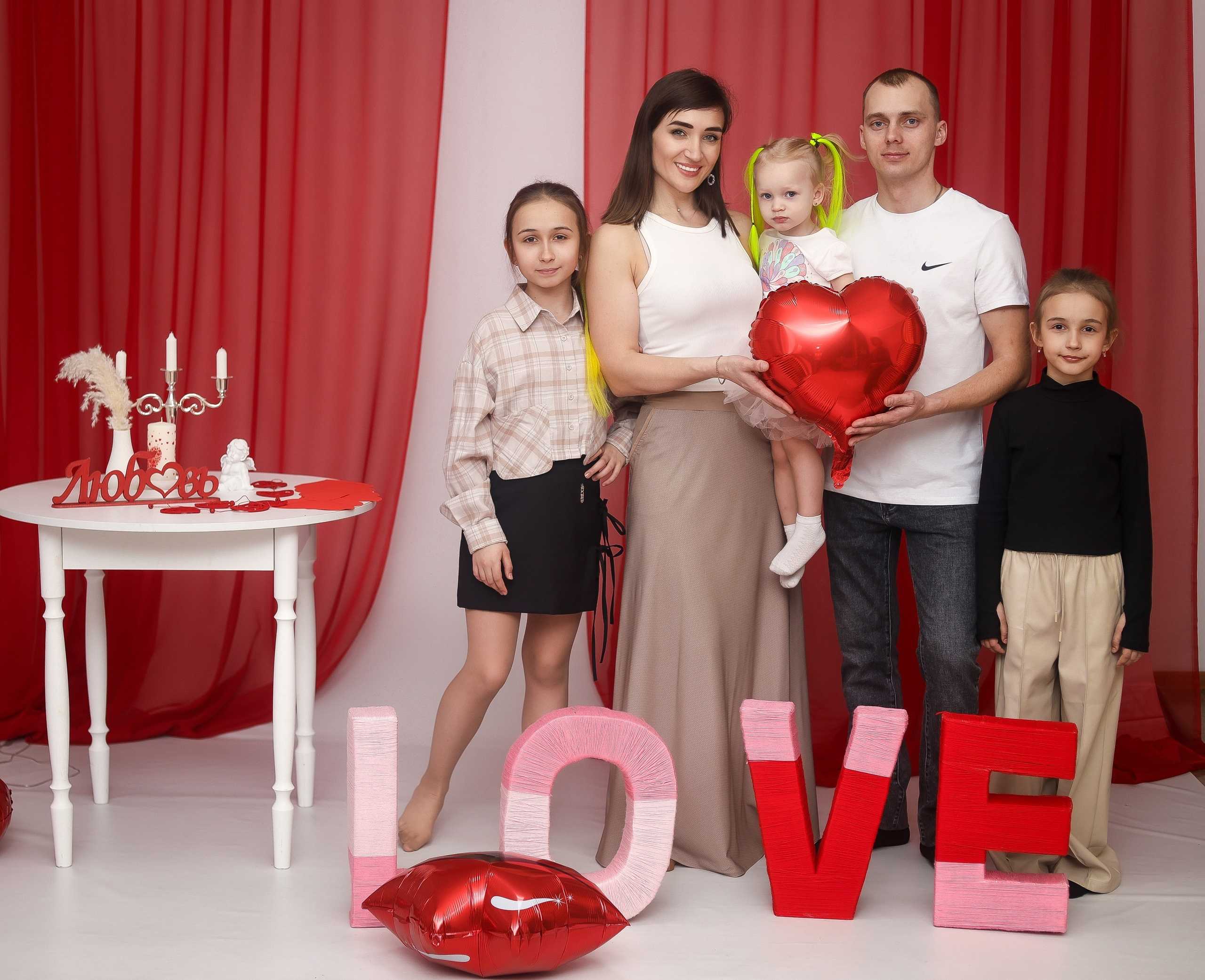 Семейные фотосессии студийные; новогодние, тематические, домашние и тд. Выпускные альбомы для школ и Детских садов в Барнауле /Выпускные/Свадебные/Детские/Семейные и др. виды съёмок /Фотограф Вера Валейко