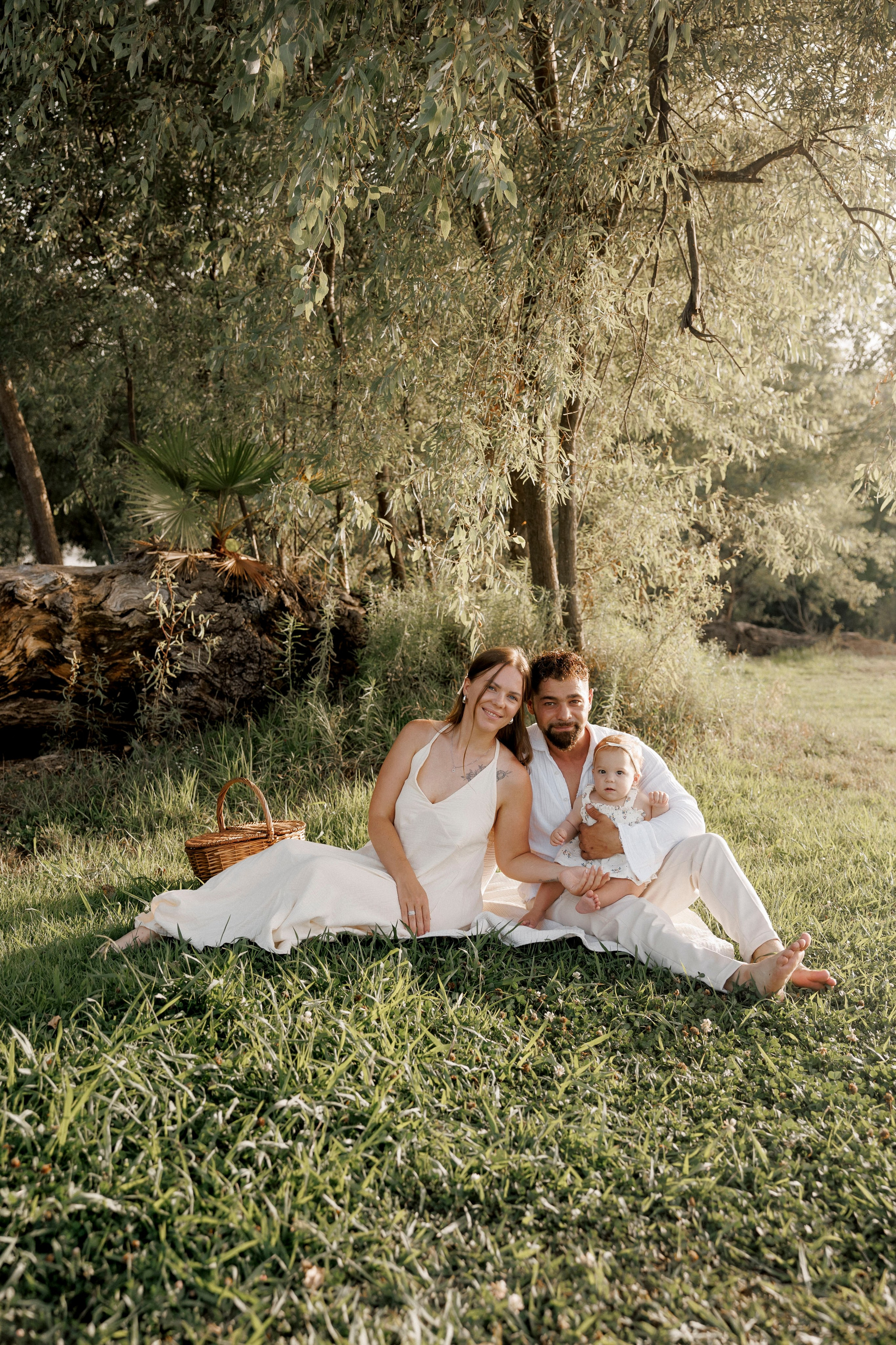 Family photoshoot inside the park. Главная