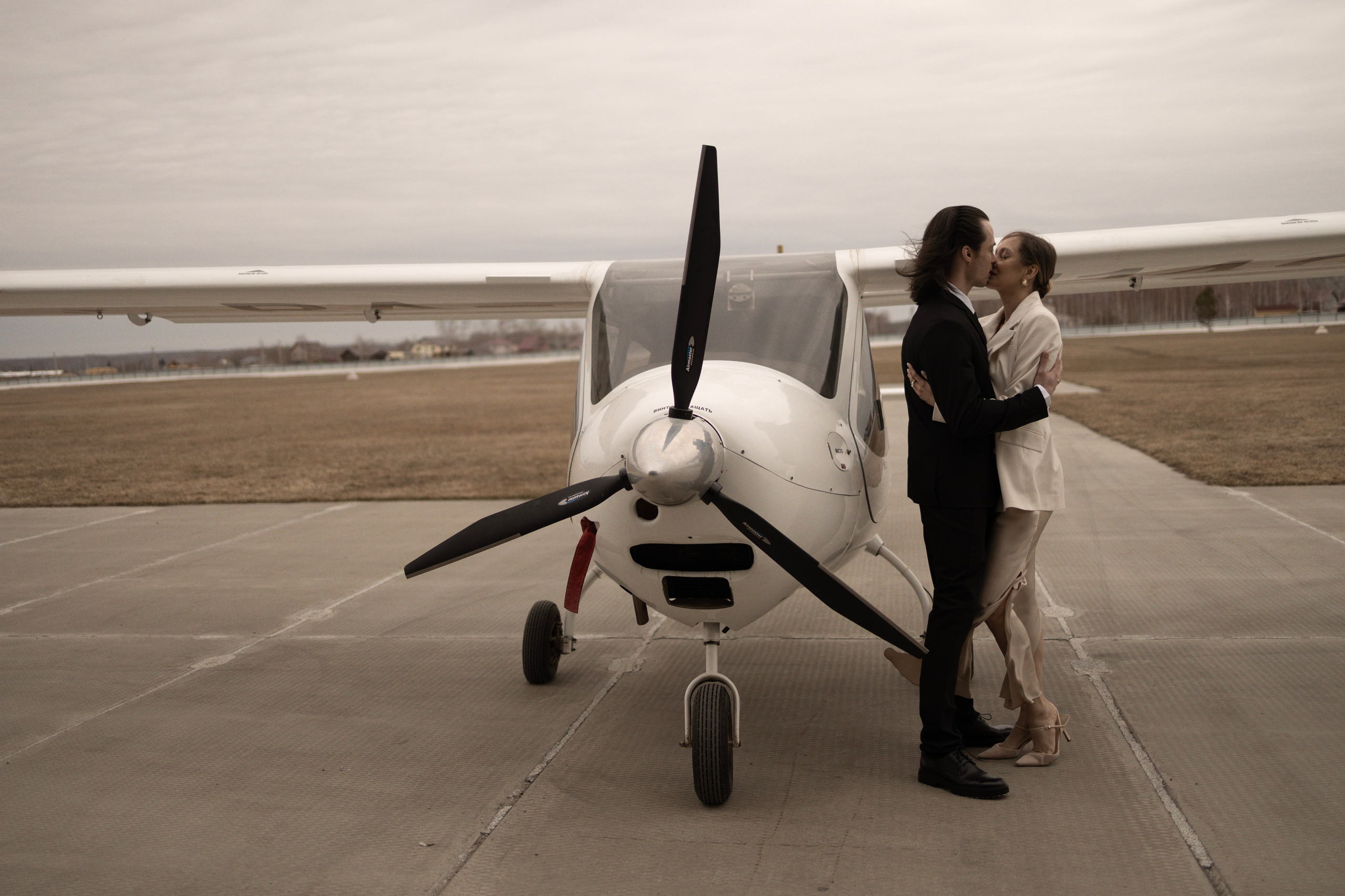 Свадебная на аэродроме. Фотограф Арина Шмакова