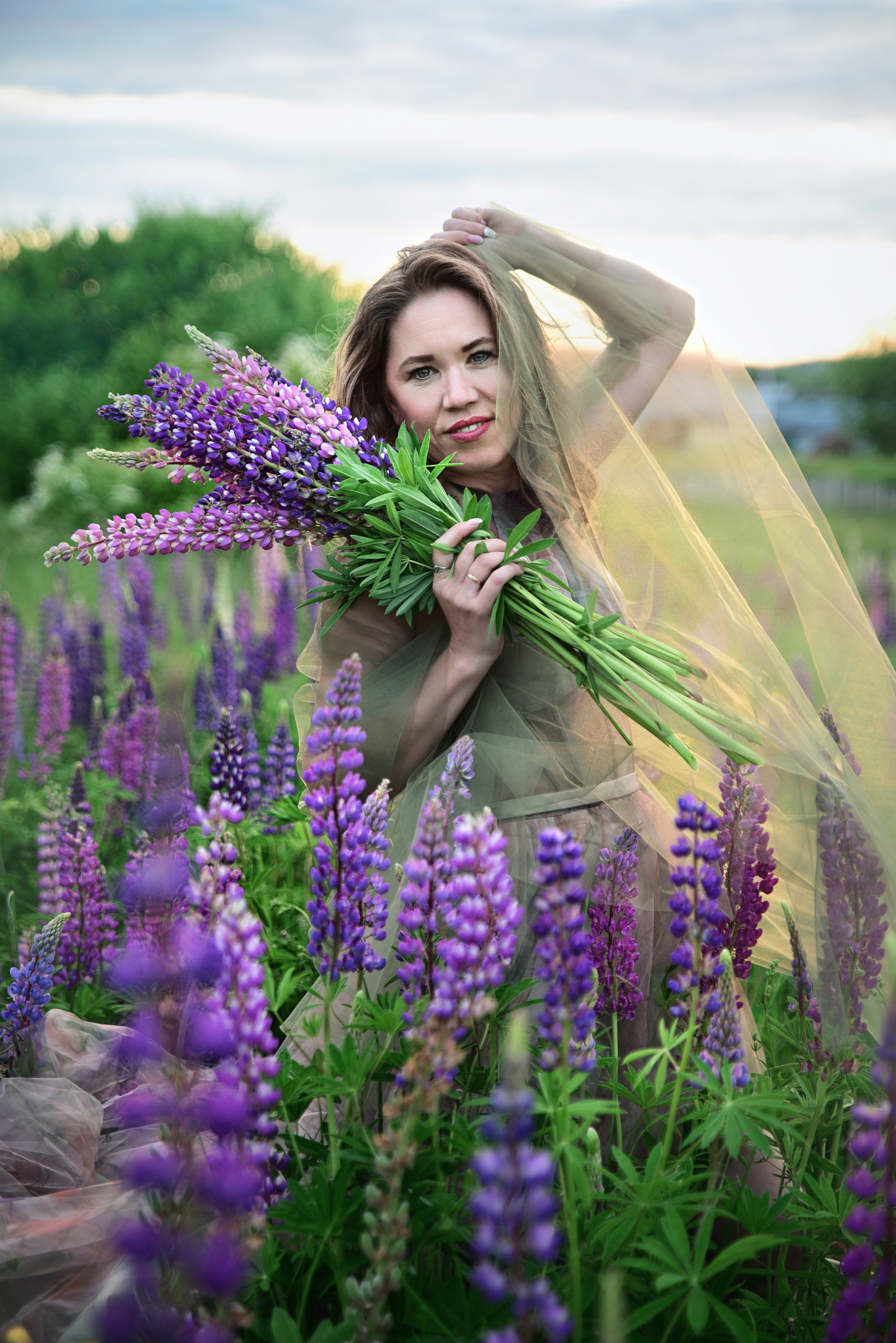 Эльвира. В люпинах. 2025. Художественная фотография. Первова Наталья