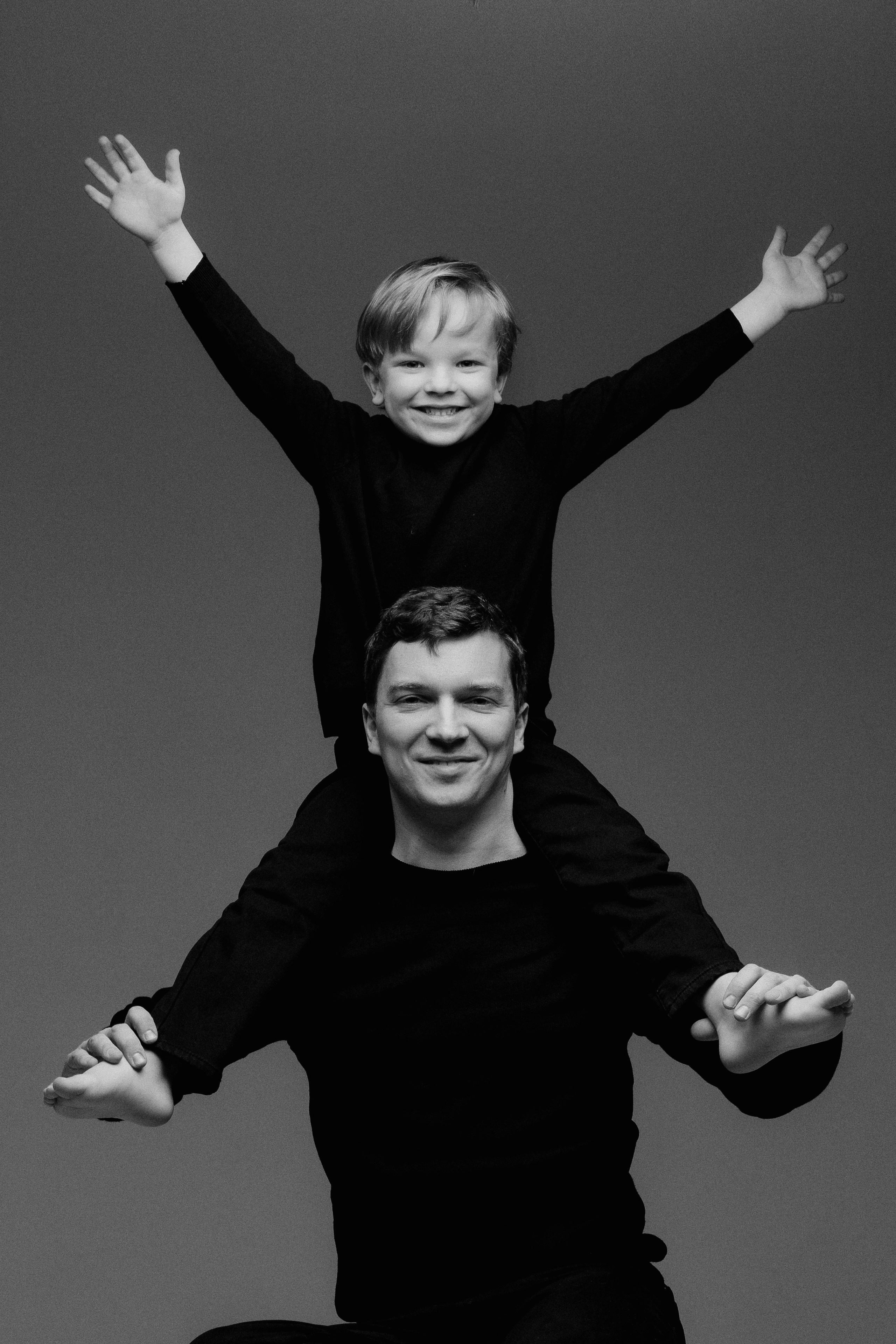 Катя, Рома и Ваня. Семейная фотосессия на циклораме чб. Фотограф в Москве Ольга Сатони