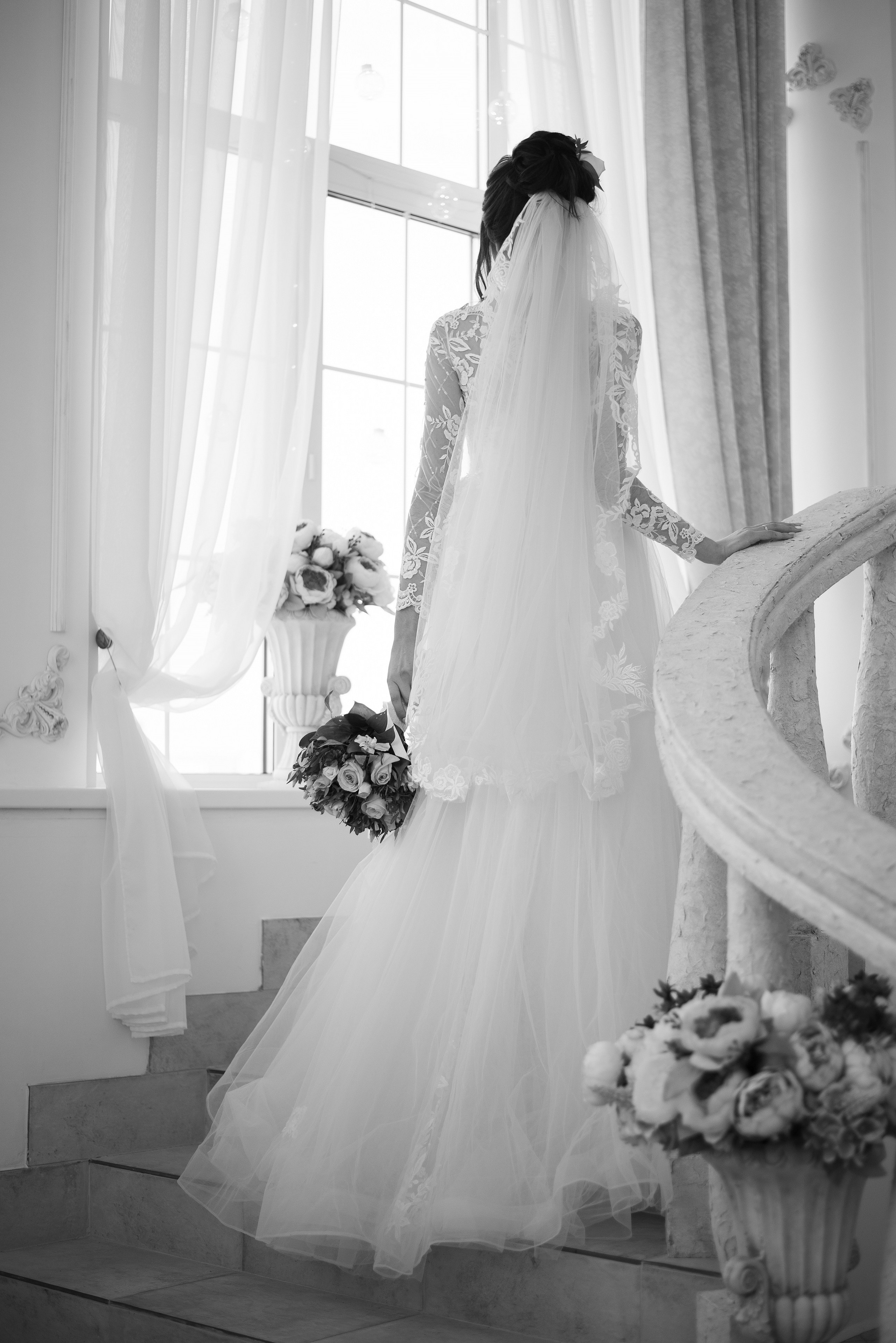 Красивое фото невесты со спины.