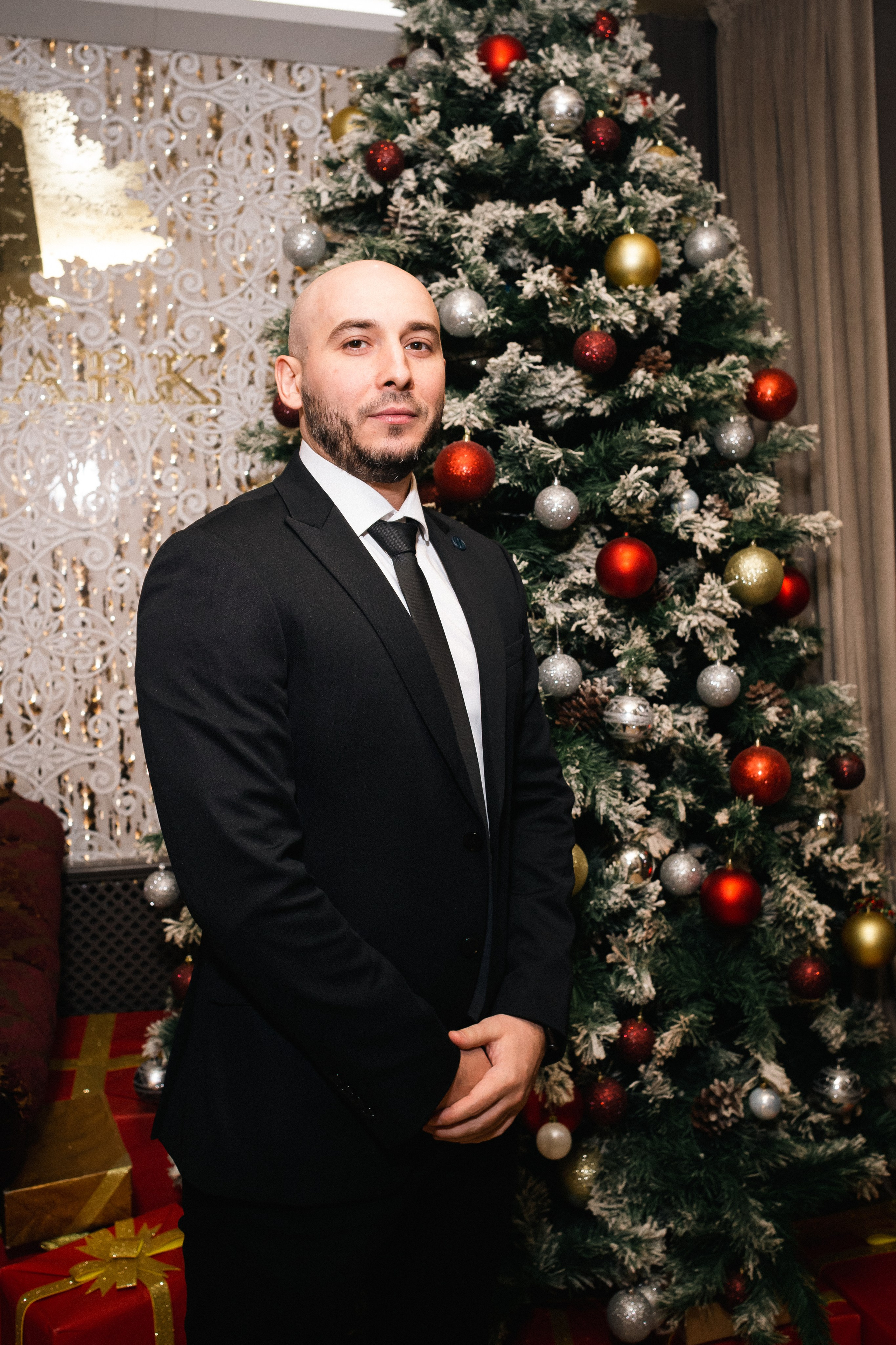 Фото с новогоднего корпоратива: фото в ресторане, фото танцев. Фотограф в Анапе Олег Зекерьяев