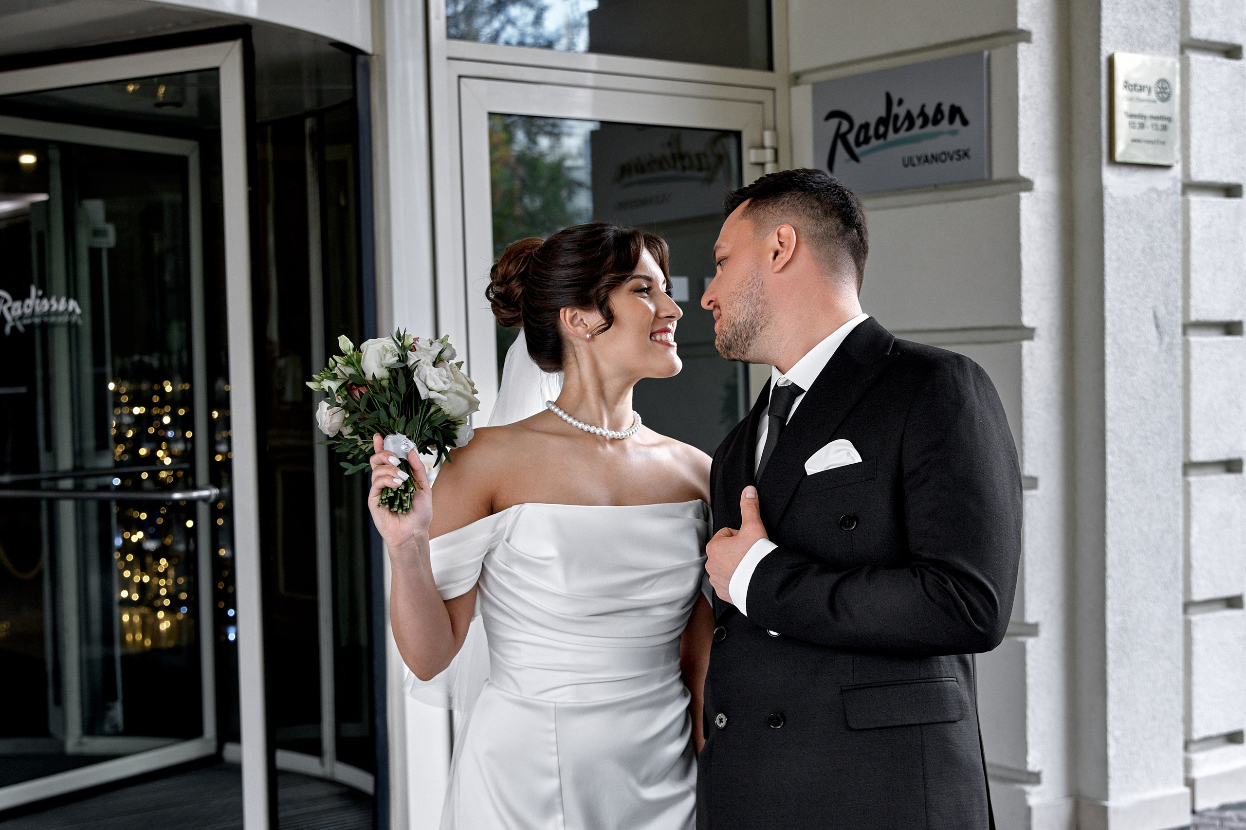 Молодожены Тальгат и Наиля на пороге отеля Рэдиссон. Эмоциональный взгляд друг на друга перед выездной фотосессией. Свадебный и семейный фотограф Елена Орешина.