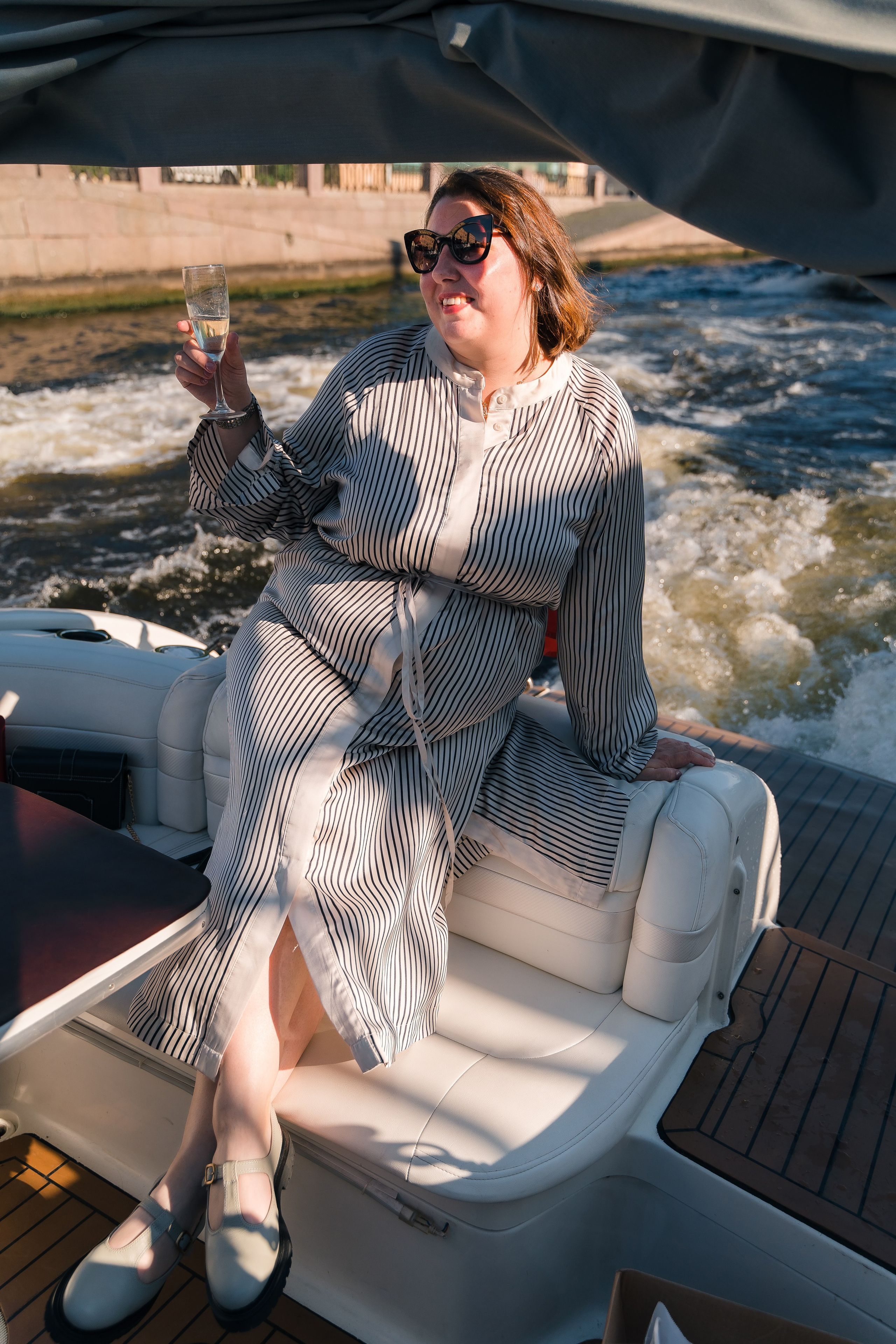 Фотосъемка девичника, встреча девушек, веселые женские портреты