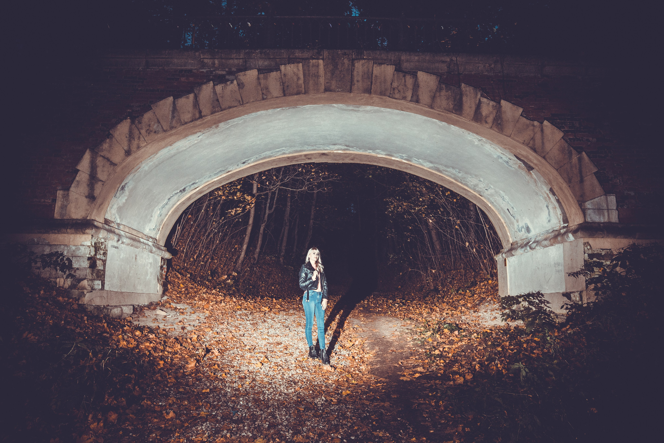 девушка стоит под мостом, ночное фото