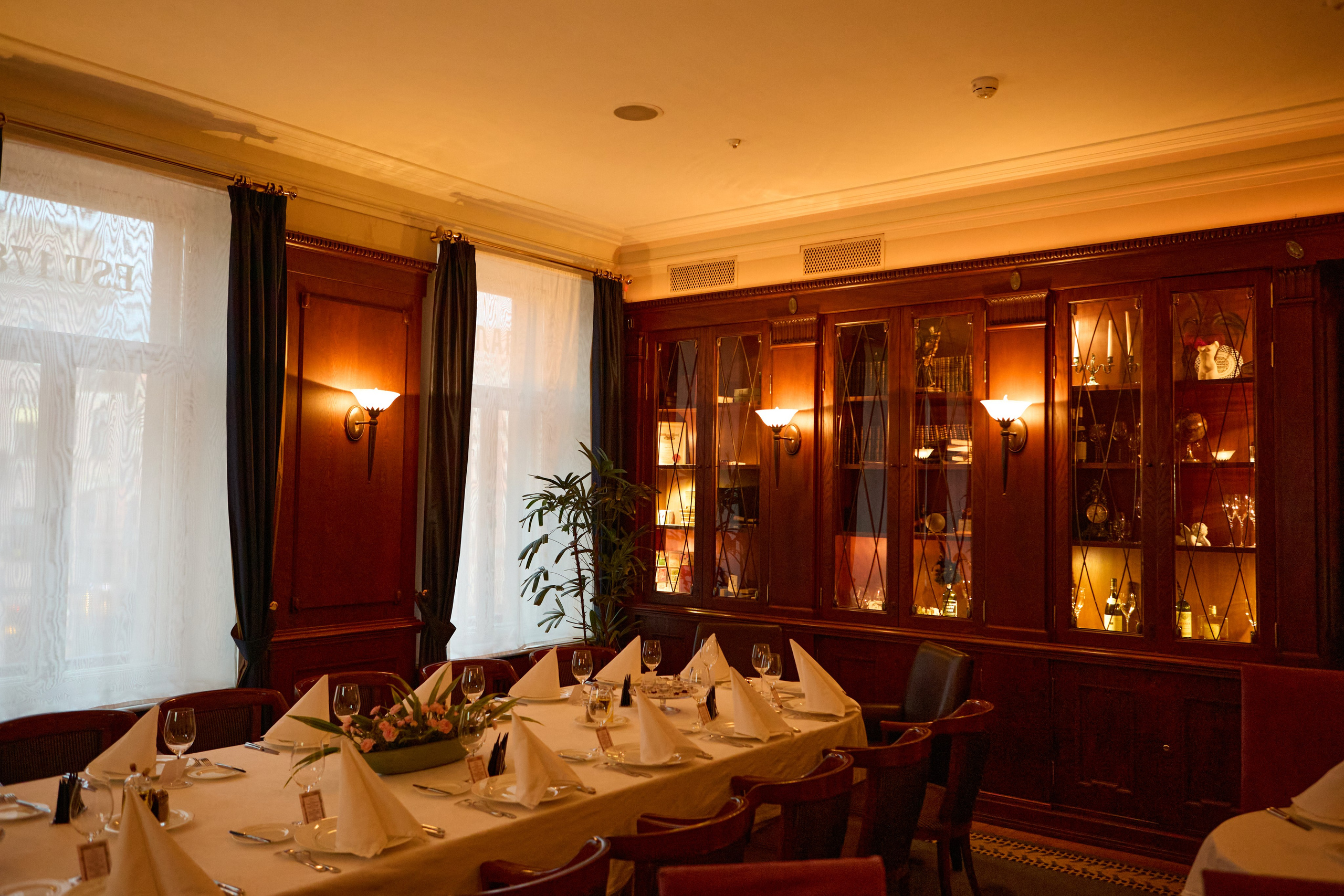 Evening on Nevsky Prospect Street at the Palkin Restaurant. Фотограф в Санкт-Петербурге Владимир Тихомиров