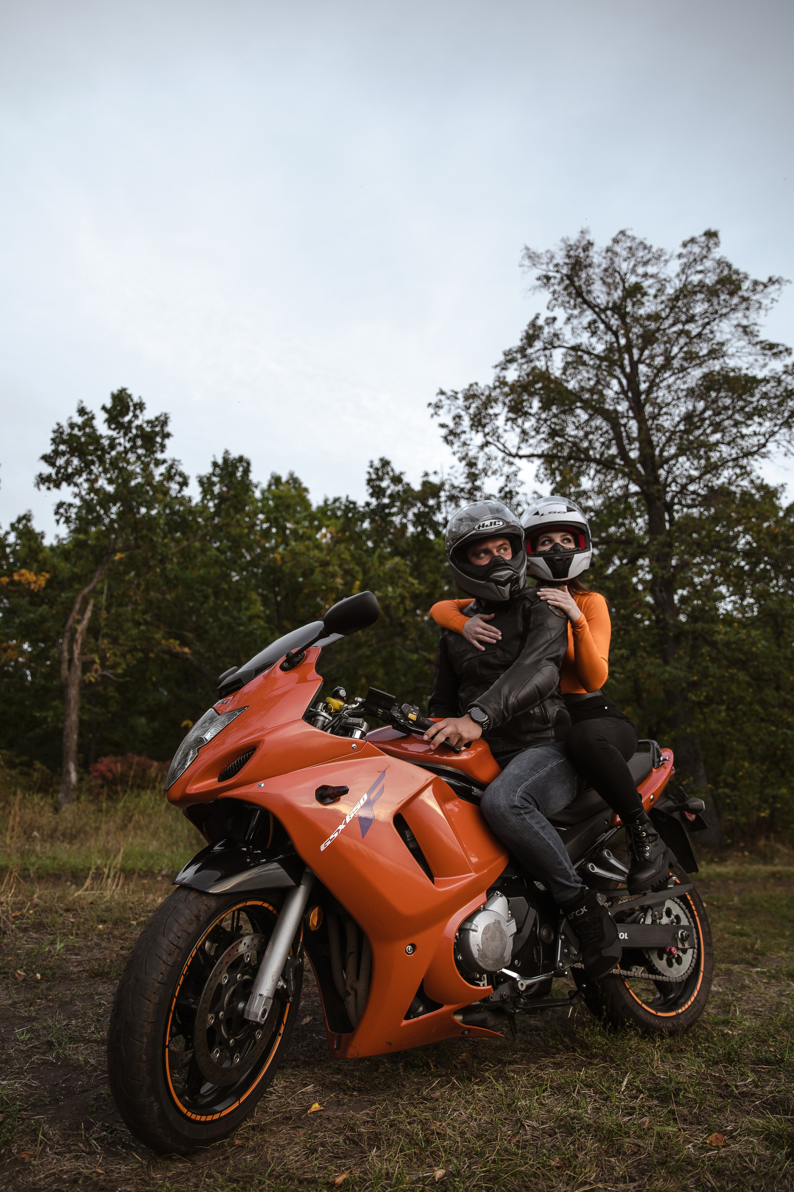 Фотосессия лавстори с мотоциклом на природе. Свадебный и семейный фотограф в Самаре и Тольятти | Елена Топанцева