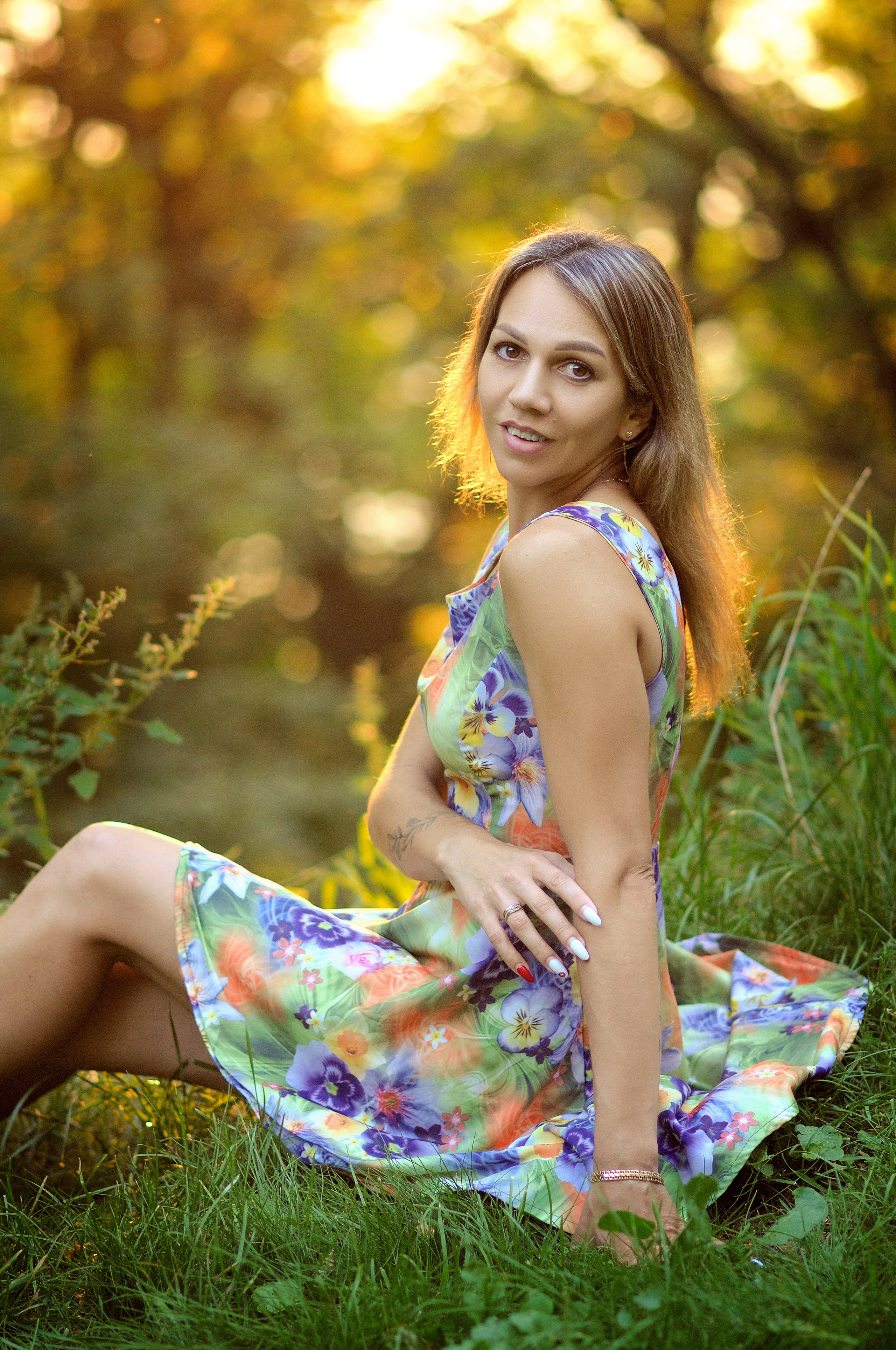 девушка сидит на лужайке