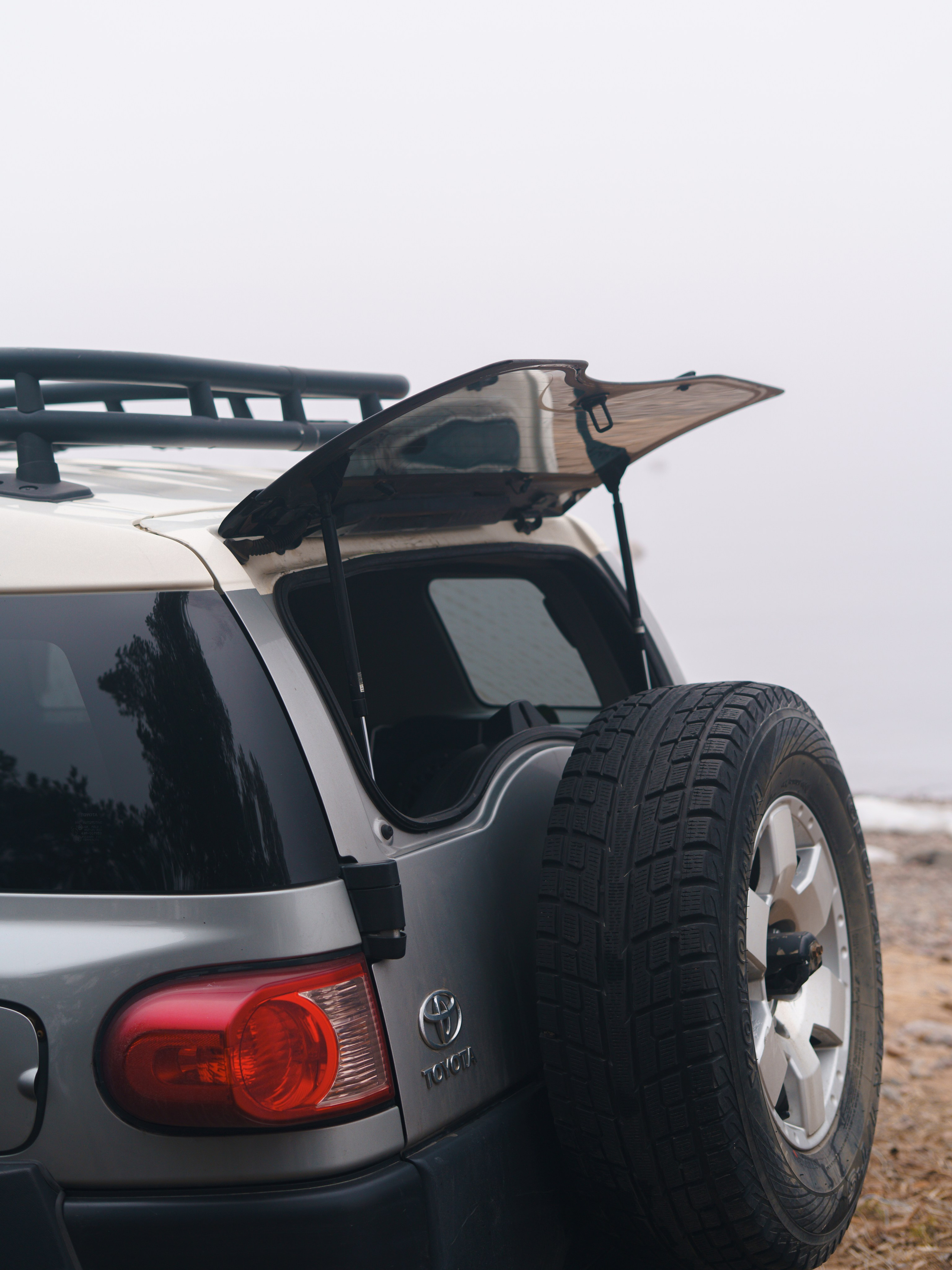 Toyota FJ Cruiser - откидное заднее стекло