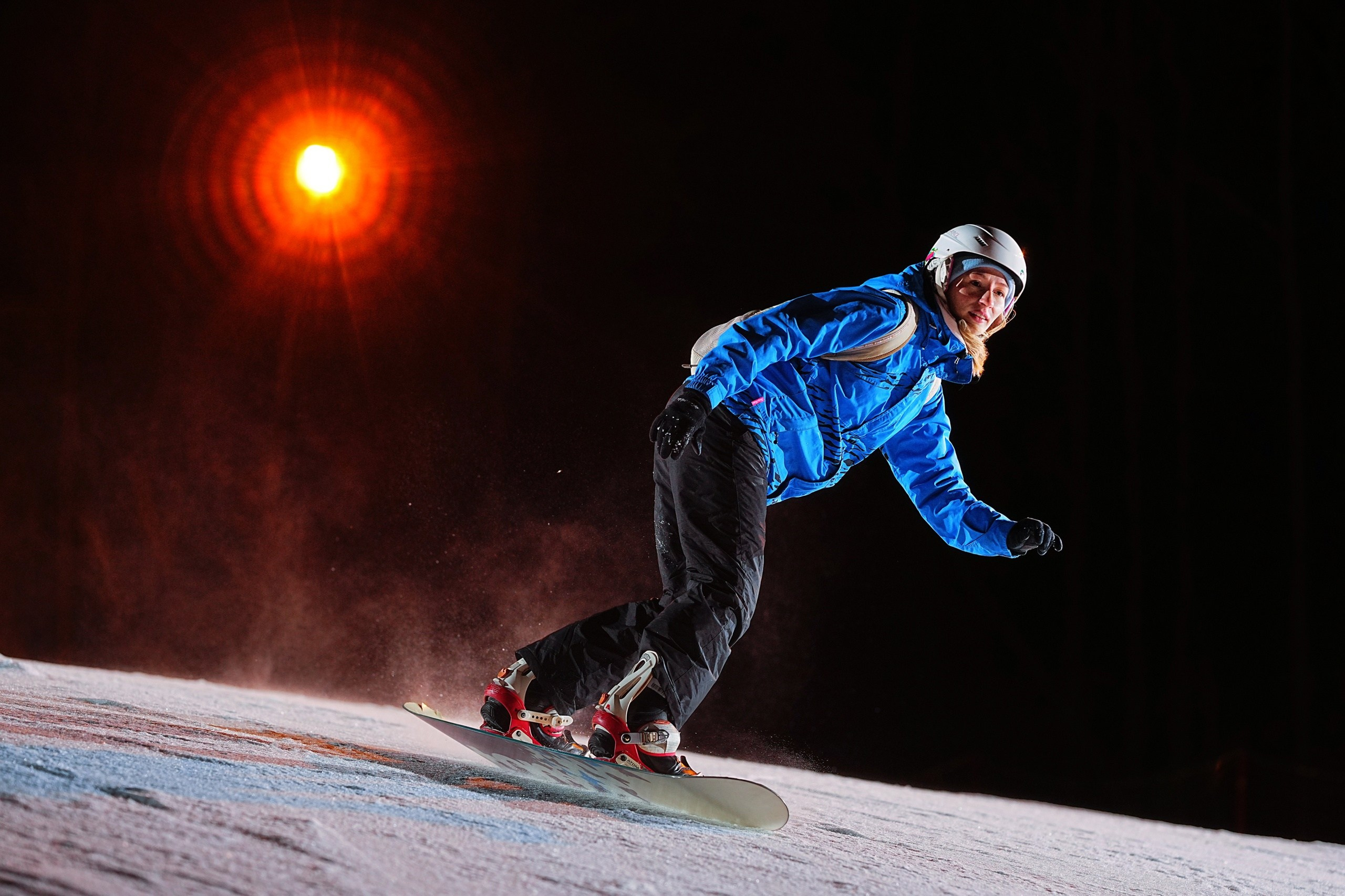 Вечерняя съёмка на склонах с использованием внешних вспышек. Фотограф Студитский Евгений