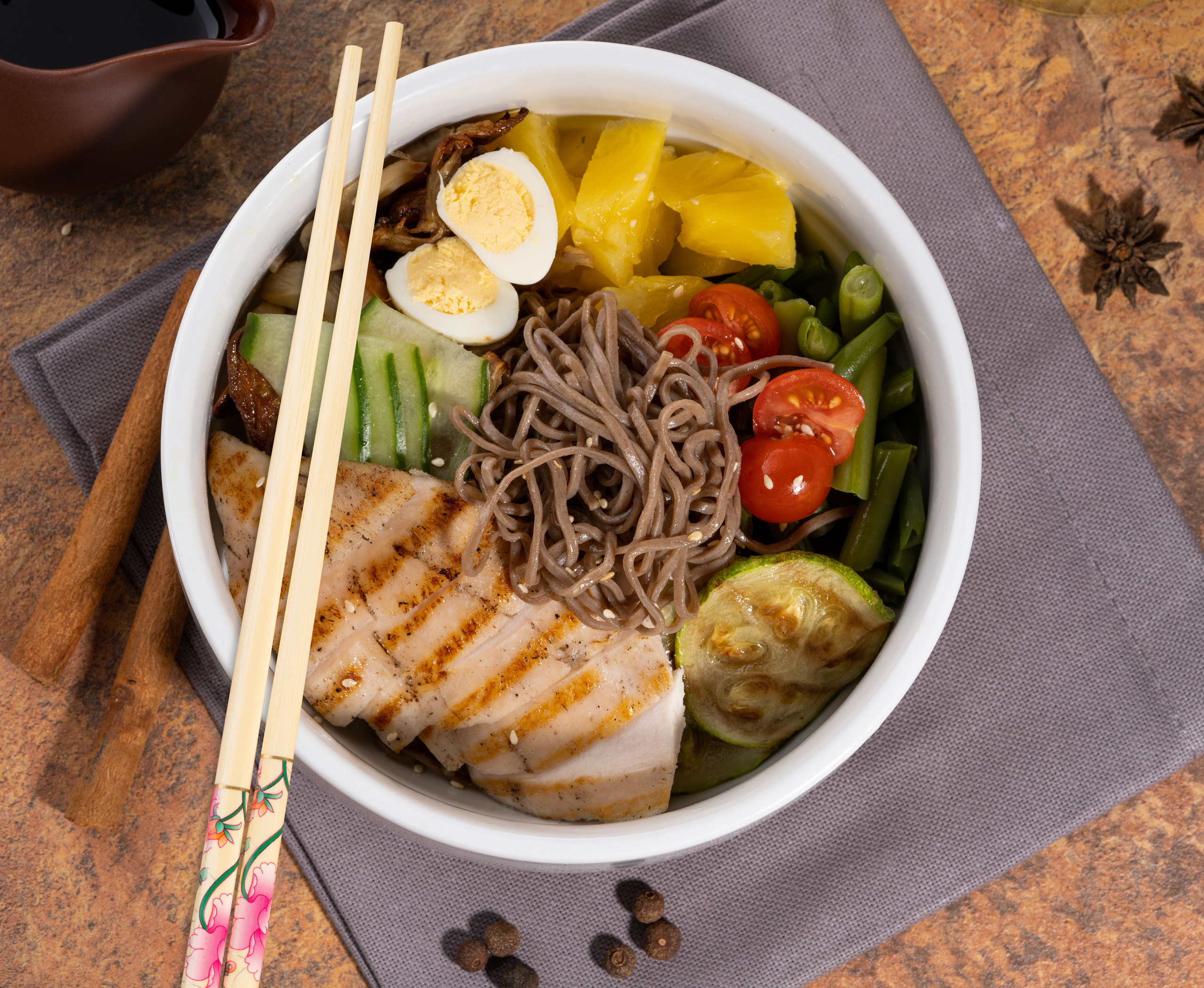 Японский суп в пиале с палочками 