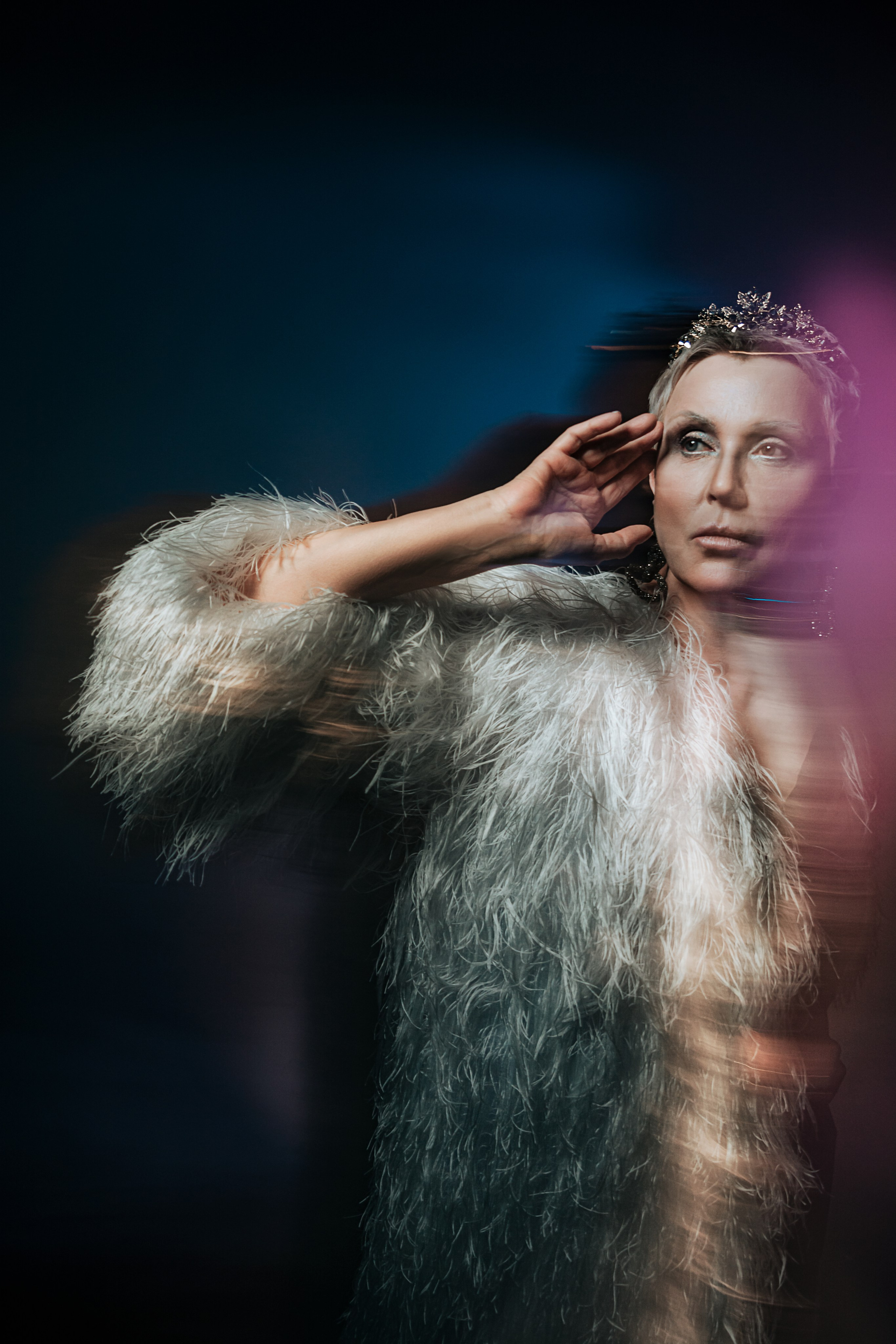 Фотосессия в Петербурге с яркой женщиной в белой шубе, смешанный свет привносит волшебство, рассказывая историю современной Снежной Королевы