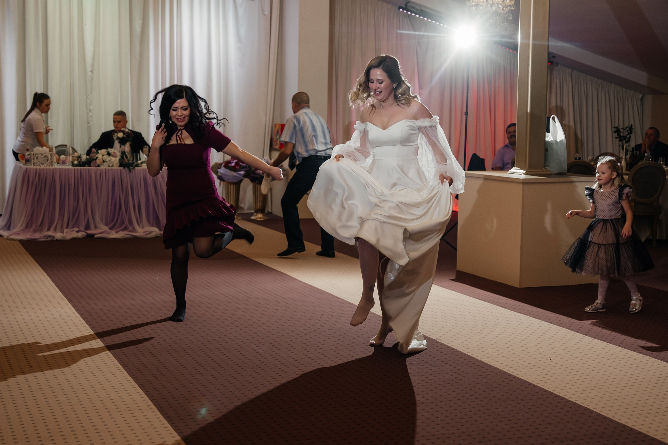 Свадебный фотограф — стильная и эмоциональная съемка вашего дня | Анна Кораблик. Свадебный фотограф в Екатеринбурге — заказ профессиональной фотосесии, все виды фотосъемки