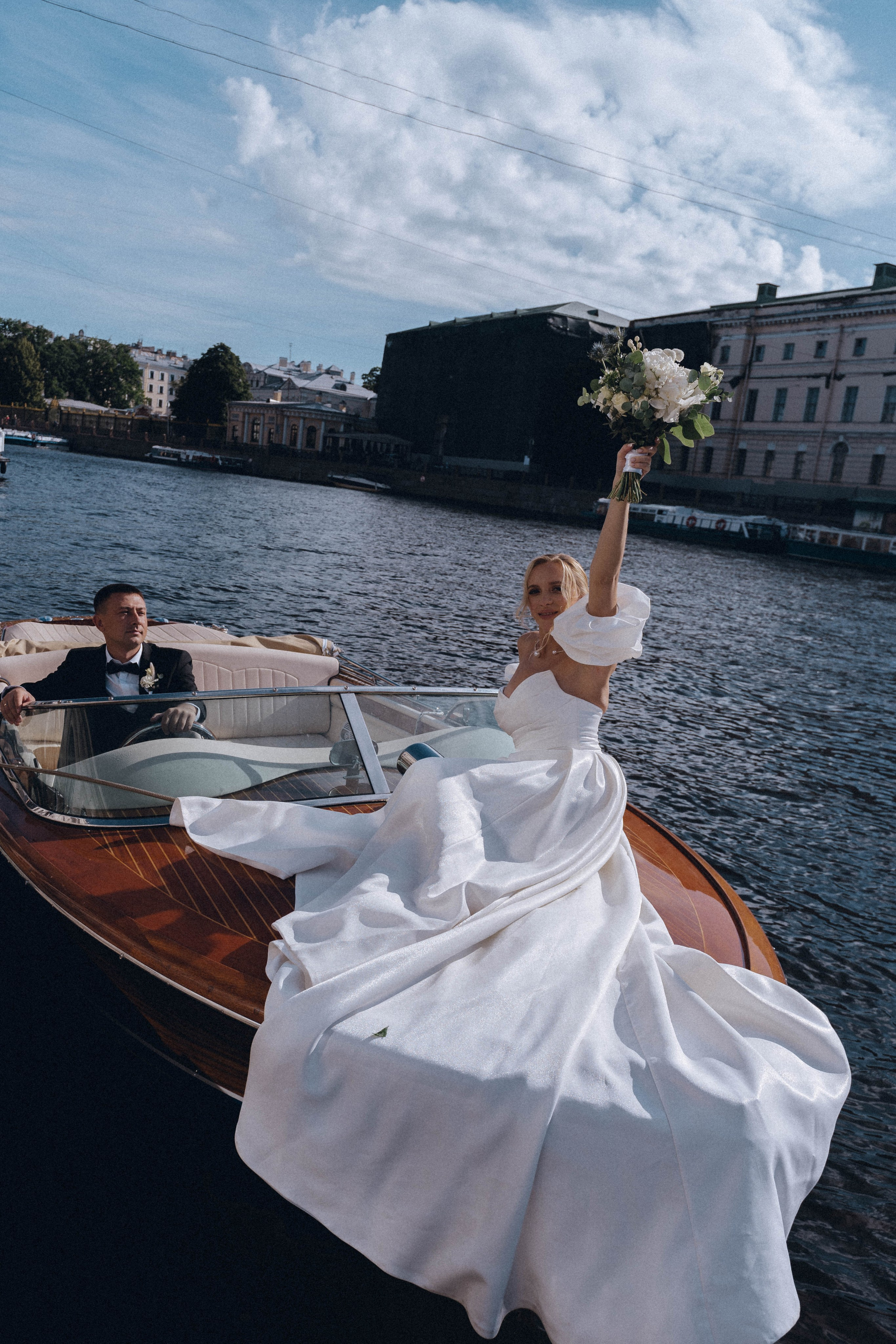 СВАДЕНБНАЯ СЬЕМКА НА КАТЕРЕ ПО КАНАЛАМ САНКТ-ПЕТЕРБУРГА И В АКВАТОРИИ НЕВЫ. Профессиональный фотограф, Санкт-Петербург — Виктория Богомолова