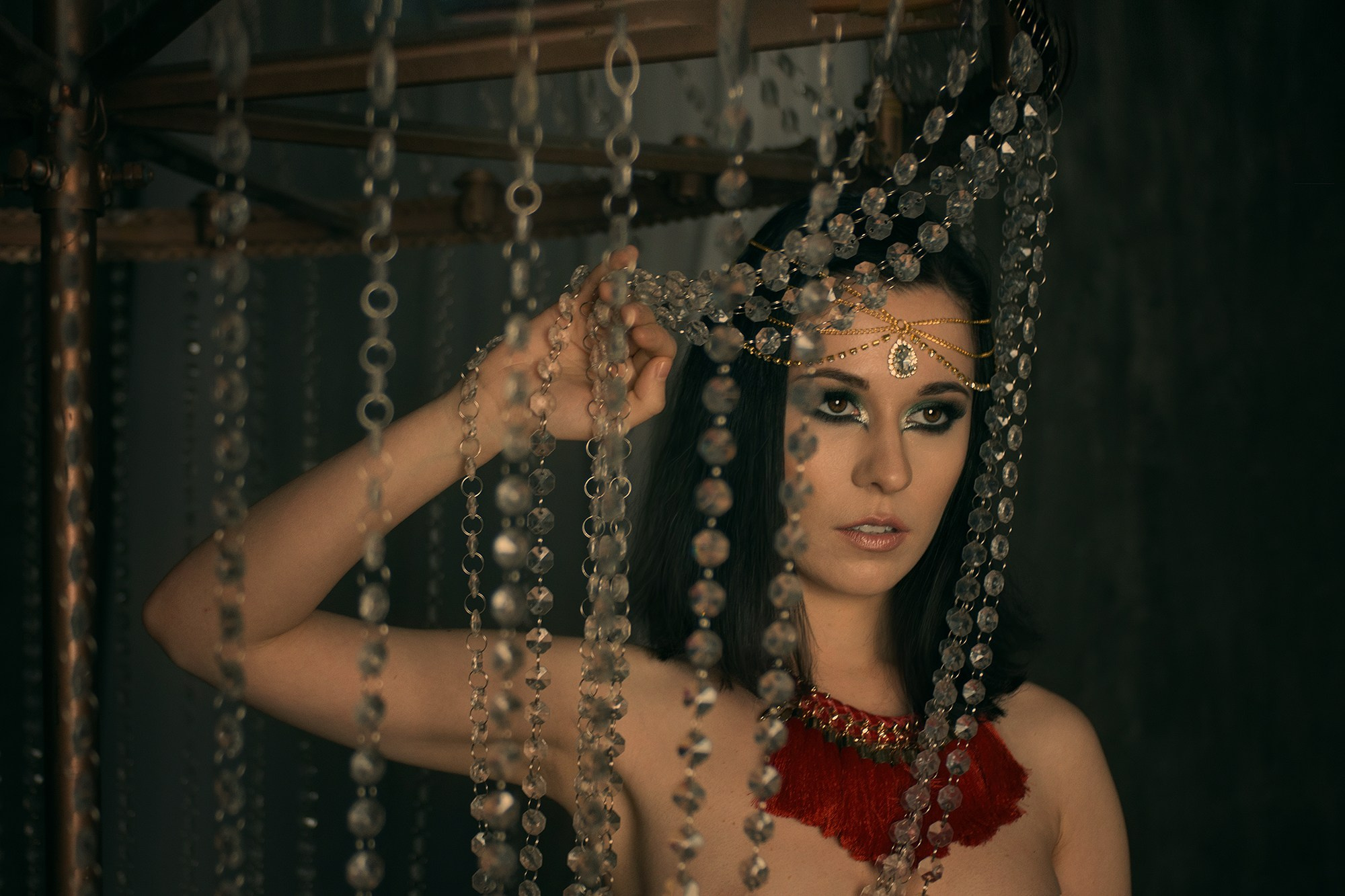 Студийная фотосессия в будуарном стиле. Женский портрет в низком ключе. Киношная обработка.