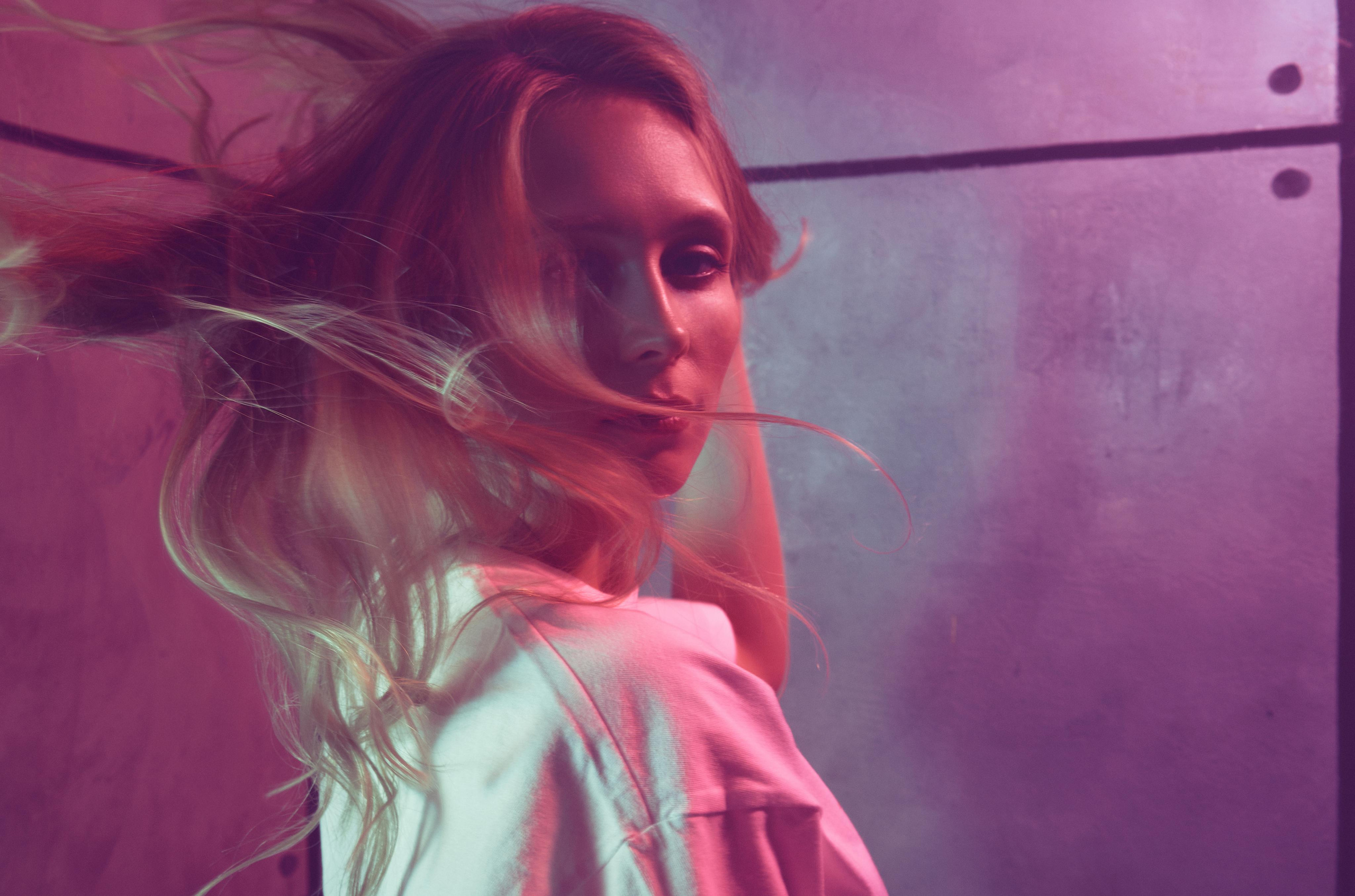 Наташа и цветной свет. Фото и видеосъемка. Легко и круто. Алехины Анна и Сергей