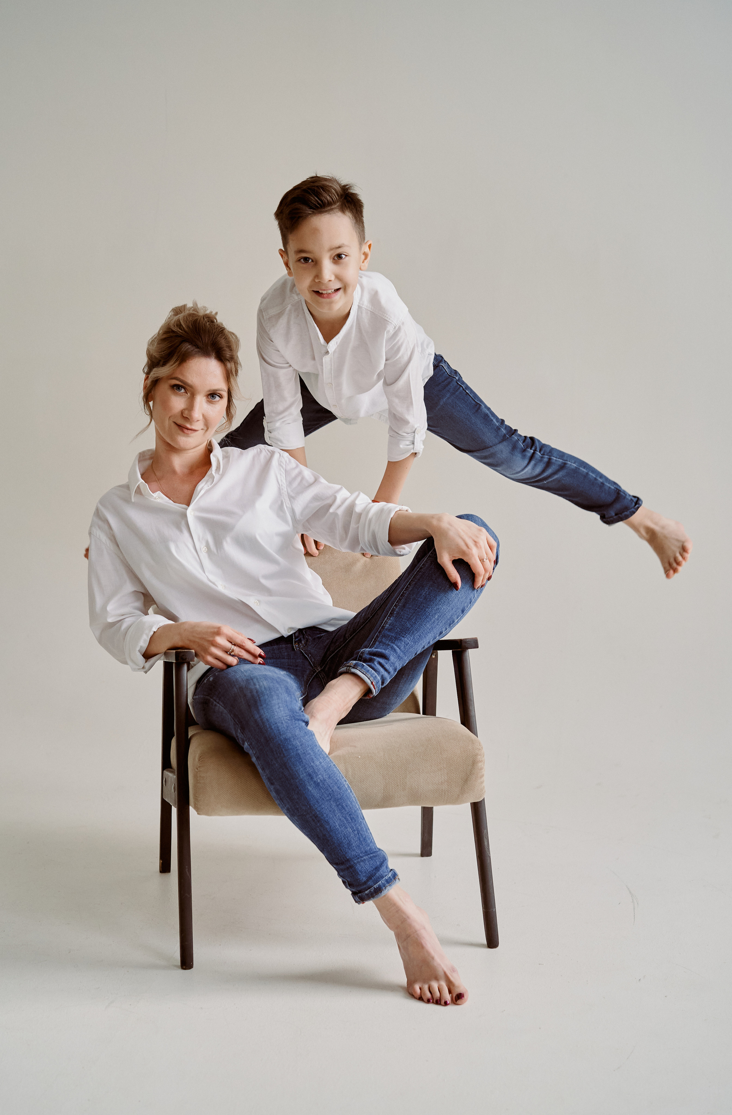 Фотосессия мамы и сына в студии. Фото и видеосъемка. Легко и круто. Алехины Анна и Сергей