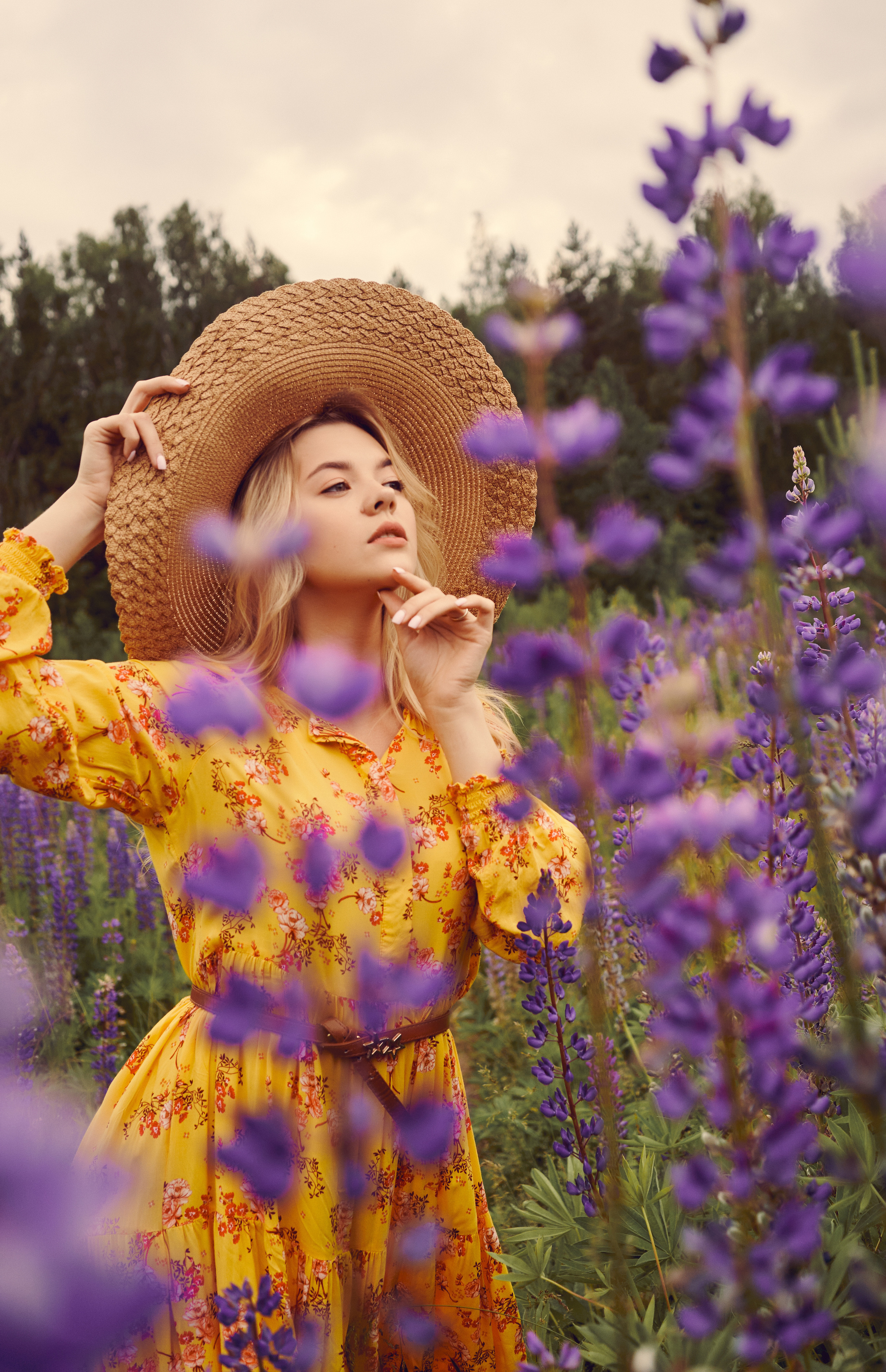 Девушка в поле люпинов. Фото и видеосъемка. Легко и круто. Алехины Анна и Сергей