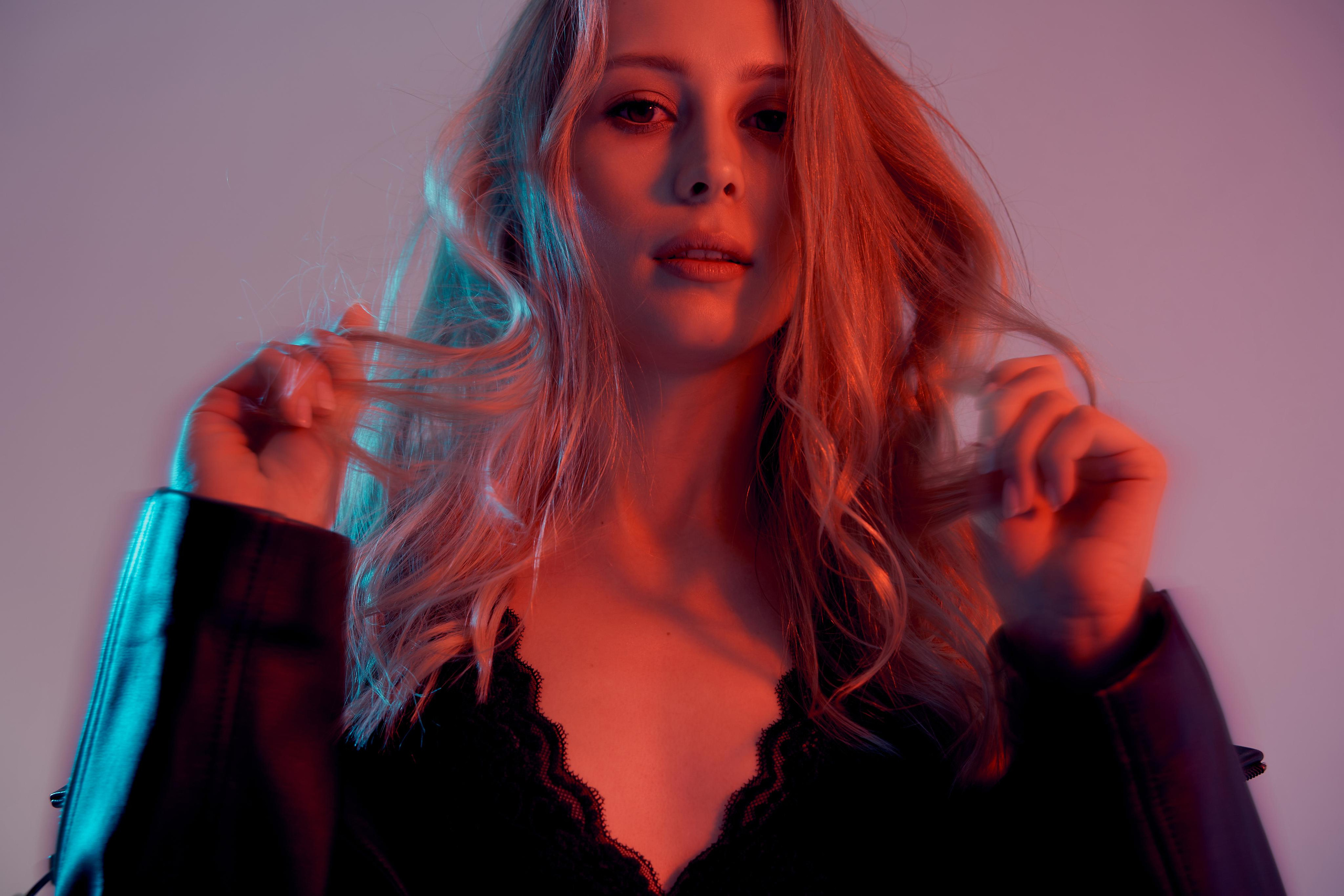 Наташа и цветной свет. Фото и видеосъемка. Легко и круто. Алехины Анна и Сергей