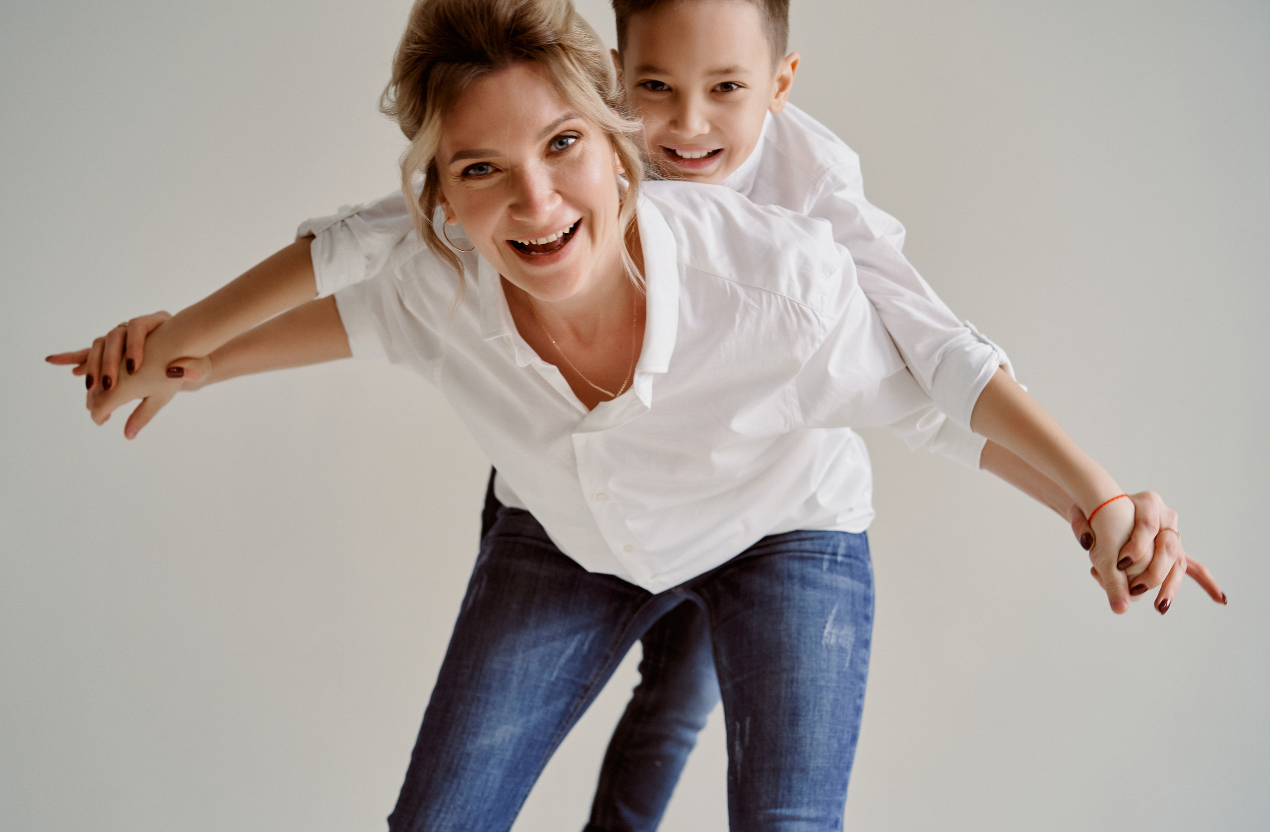 Фотосессия мамы и сына в студии. Фото и видеосъемка. Легко и круто. Алехины Анна и Сергей